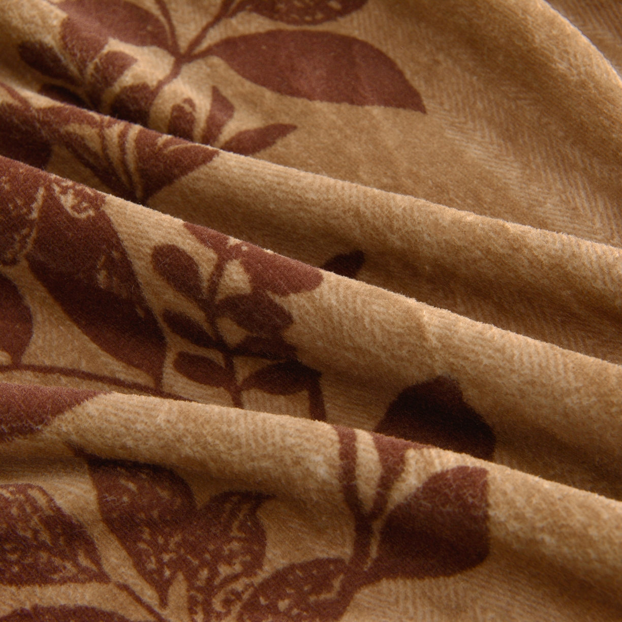 91家纺网 家纺一手货源 找家纺 亿品2025直播爆款9.5斤牛奶绒四件套加厚保暖床裙四件套 秋恋