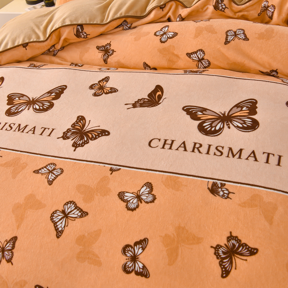 91家纺网 家纺一手货源 找家纺 亿品2025直播爆款9.5斤牛奶绒四件套加厚保暖床裙四件套 羽蝶