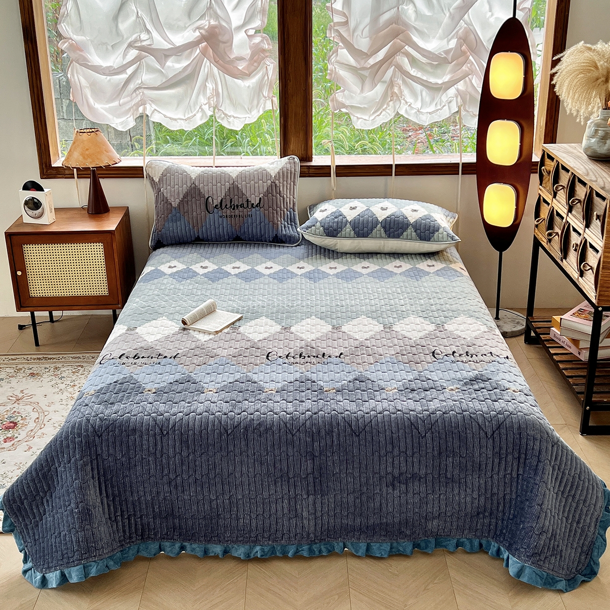 91家纺网 家纺一手货源 找家纺 （总）默忆 2025新款牛奶绒夹棉花边韩版印花床盖三件套加厚保暖多功能单床盖