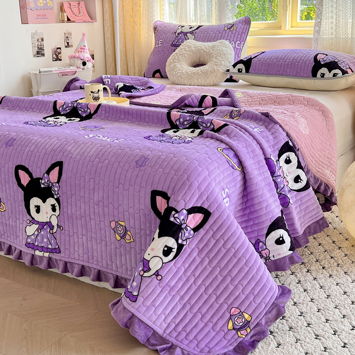 91家纺网 家纺一手货源 找家纺 默忆 2025新款牛奶绒夹棉花边韩版印花床盖三件套加厚保暖多功能单床盖 库洛米紫