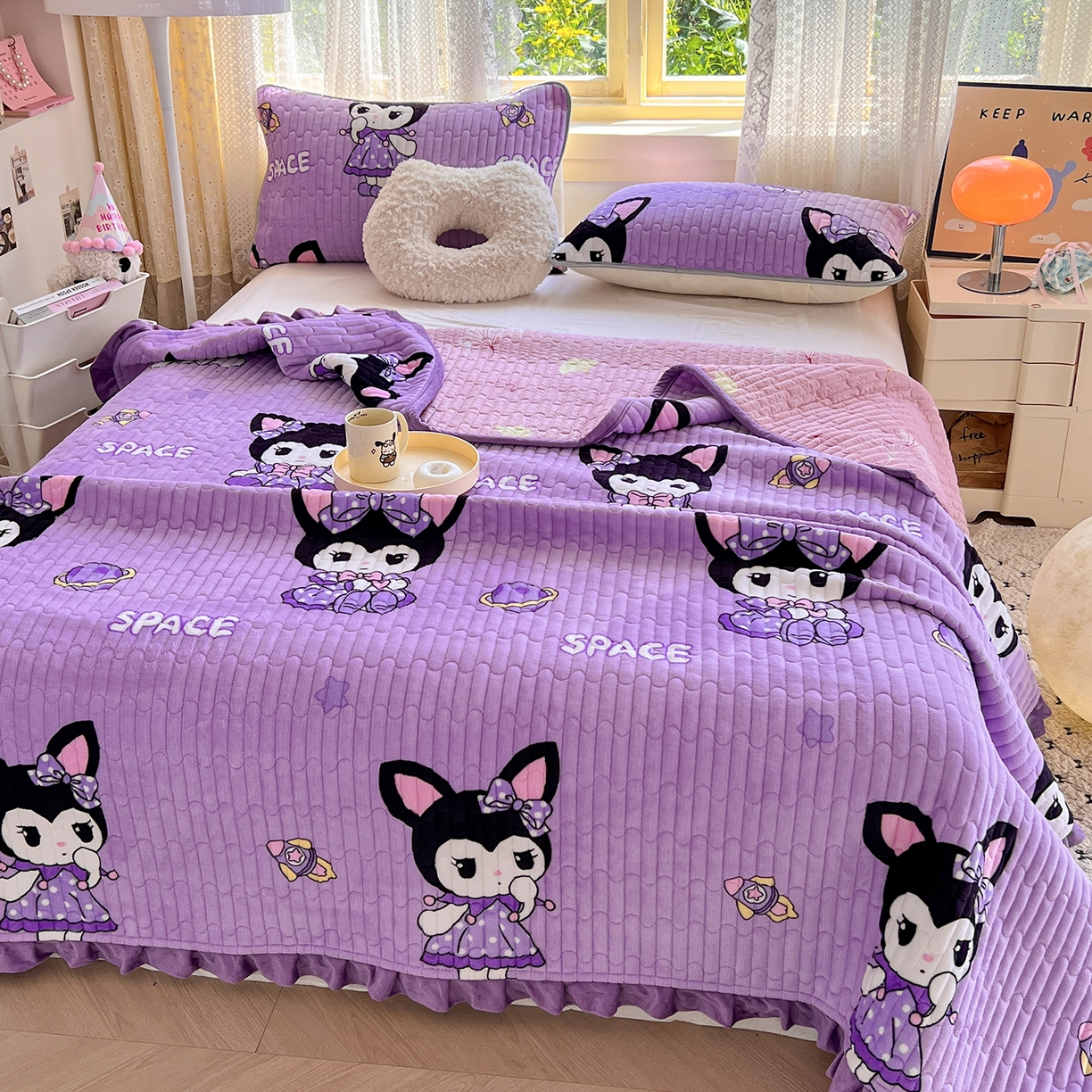 91家纺网 家纺一手货源 找家纺 默忆 2025新款牛奶绒夹棉花边韩版印花床盖三件套加厚保暖多功能单床盖 库洛米紫