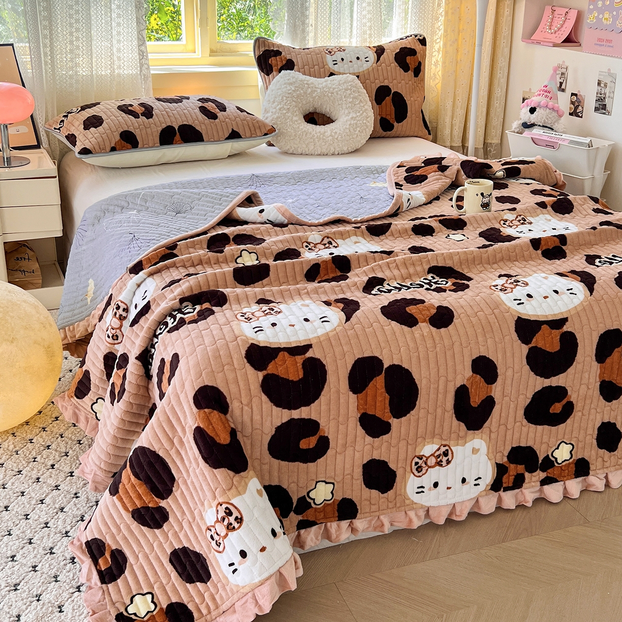 91家纺网 家纺一手货源 找家纺 默忆 2025新款牛奶绒夹棉花边韩版印花床盖三件套加厚保暖多功能单床盖 豹纹KT