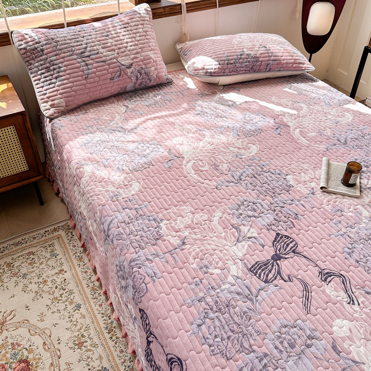 91家纺网 家纺一手货源 找家纺 默忆 2025新款牛奶绒夹棉花边韩版印花床盖三件套加厚保暖多功能单床盖 蝴蝶结