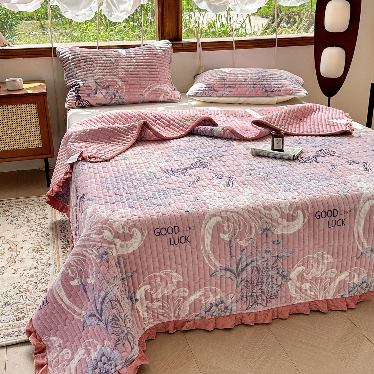 91家纺网 家纺一手货源 找家纺 默忆 2025新款牛奶绒夹棉花边韩版印花床盖三件套加厚保暖多功能单床盖 蝴蝶结