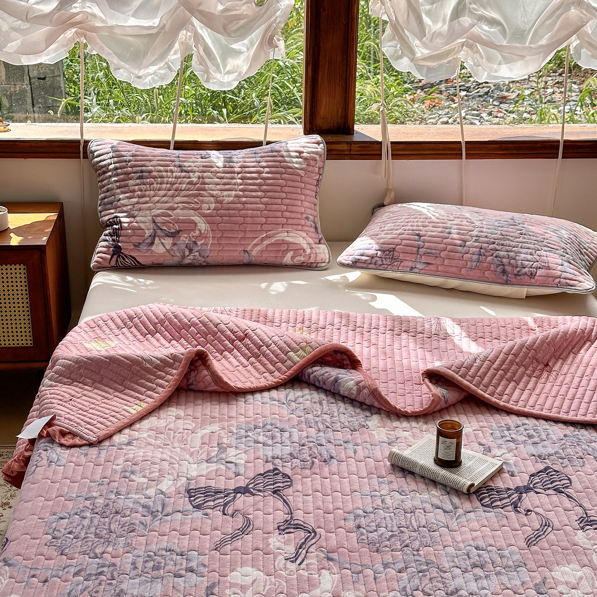 91家纺网 家纺一手货源 找家纺 默忆 2025新款牛奶绒夹棉花边韩版印花床盖三件套加厚保暖多功能单床盖 蝴蝶结