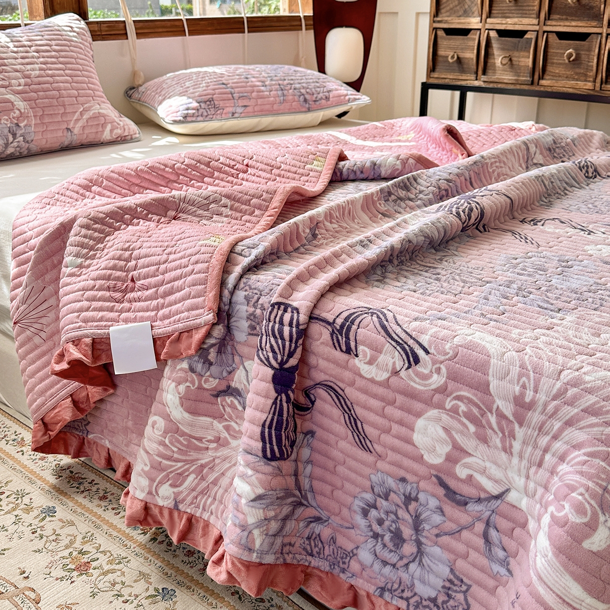 91家纺网 家纺一手货源 找家纺 默忆 2025新款牛奶绒夹棉花边韩版印花床盖三件套加厚保暖多功能单床盖 蝴蝶结