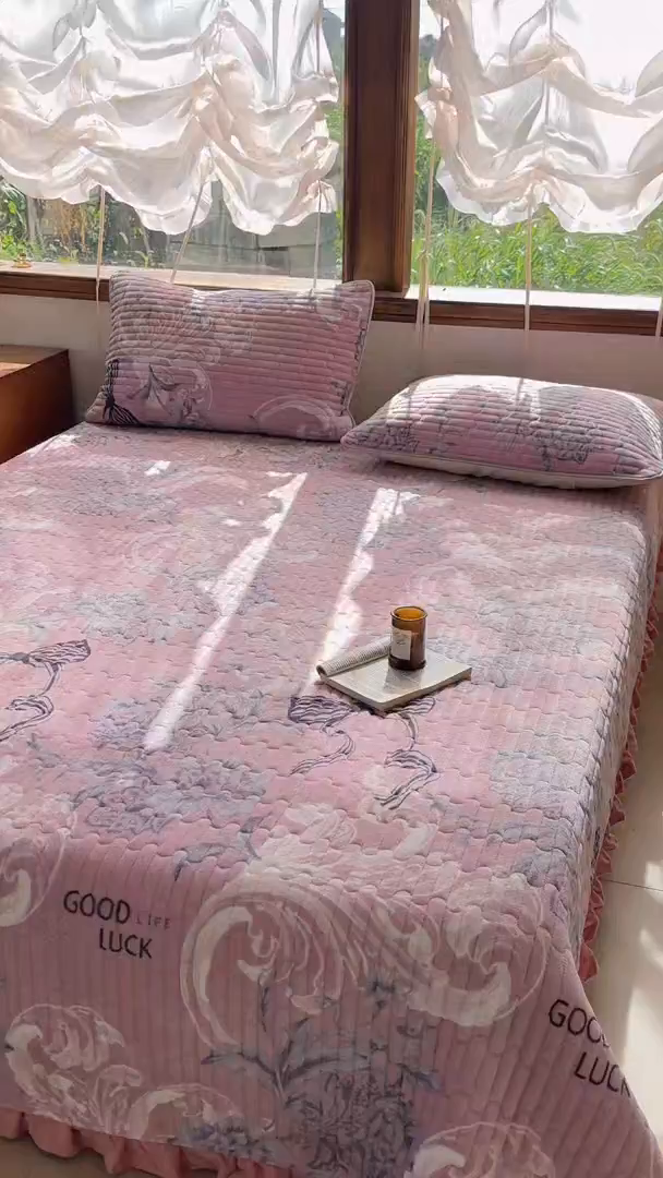 91家纺网 家纺一手货源 找家纺 默忆 2025新款牛奶绒夹棉花边韩版印花床盖三件套加厚保暖多功能单床盖 蝴蝶结