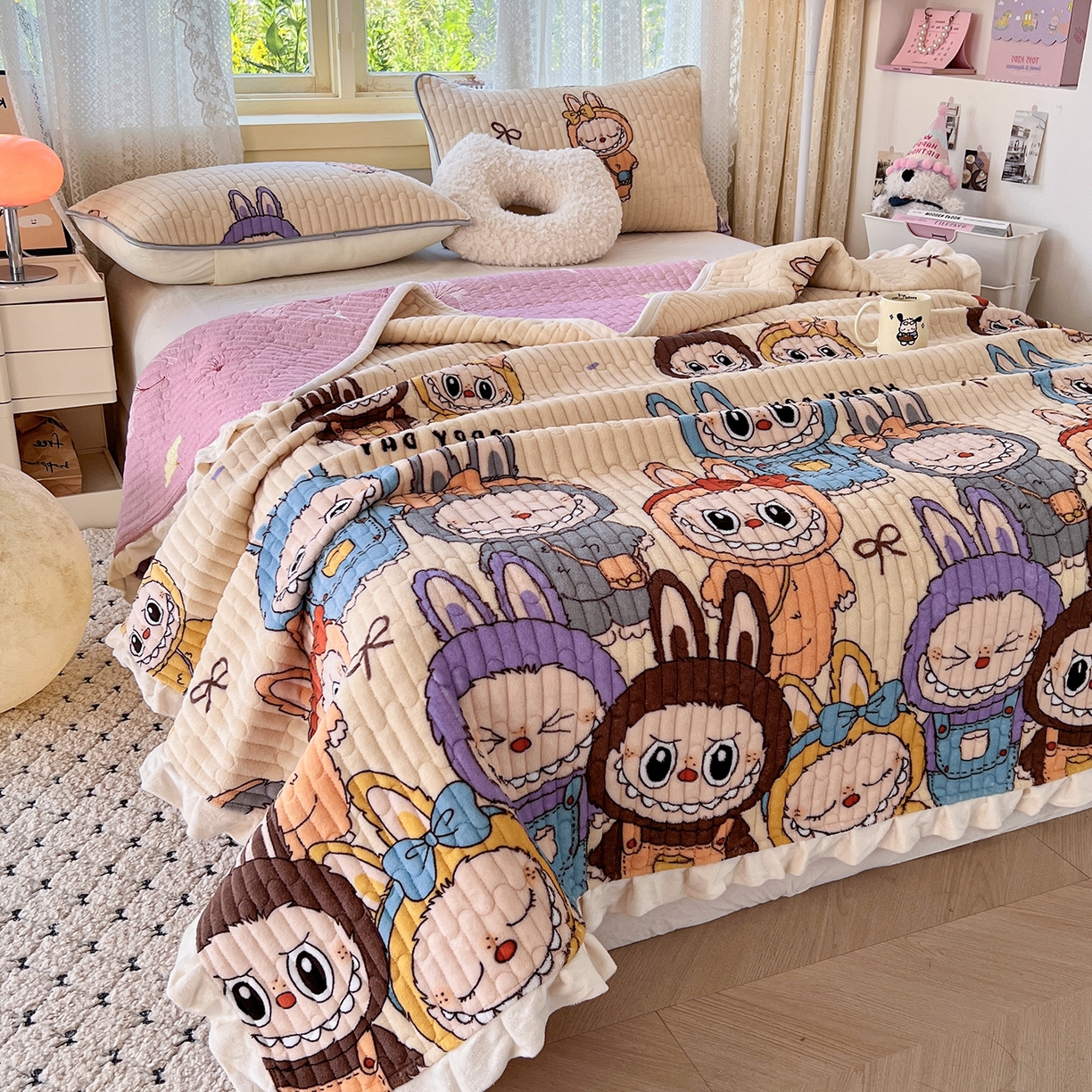 91家纺网 家纺一手货源 找家纺 默忆 2025新款牛奶绒夹棉花边韩版印花床盖三件套加厚保暖多功能单床盖 拉布布