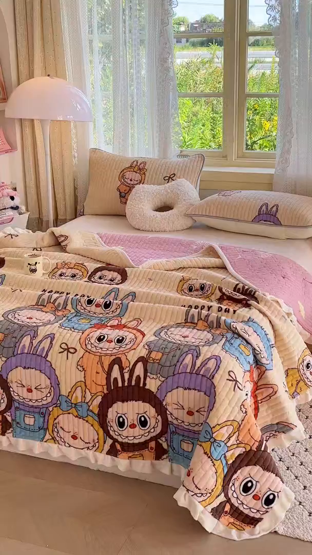 91家纺网 家纺一手货源 找家纺 默忆 2025新款牛奶绒夹棉花边韩版印花床盖三件套加厚保暖多功能单床盖 拉布布