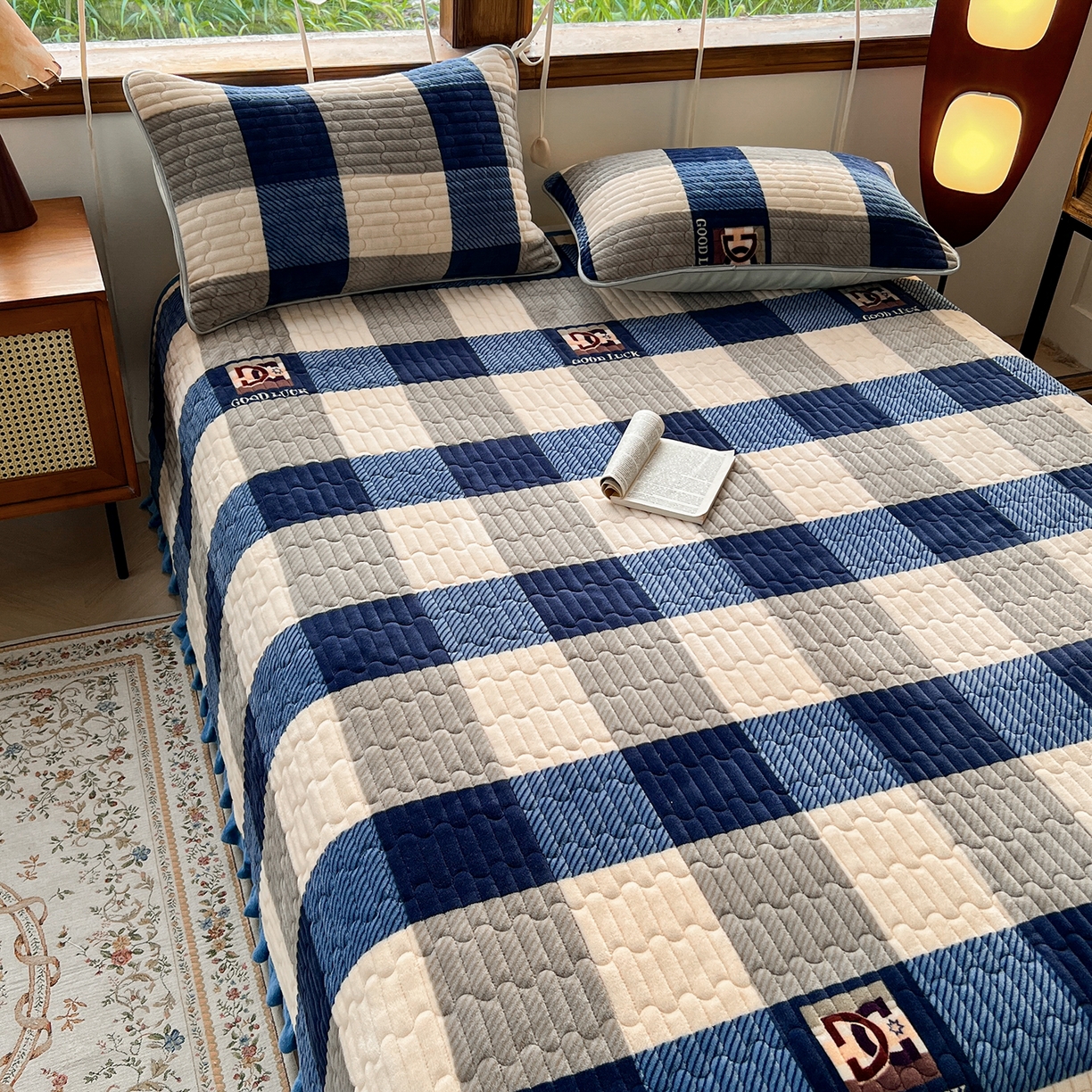 91家纺网 家纺一手货源 找家纺 默忆 2025新款牛奶绒夹棉花边韩版印花床盖三件套加厚保暖多功能单床盖 蓝大格