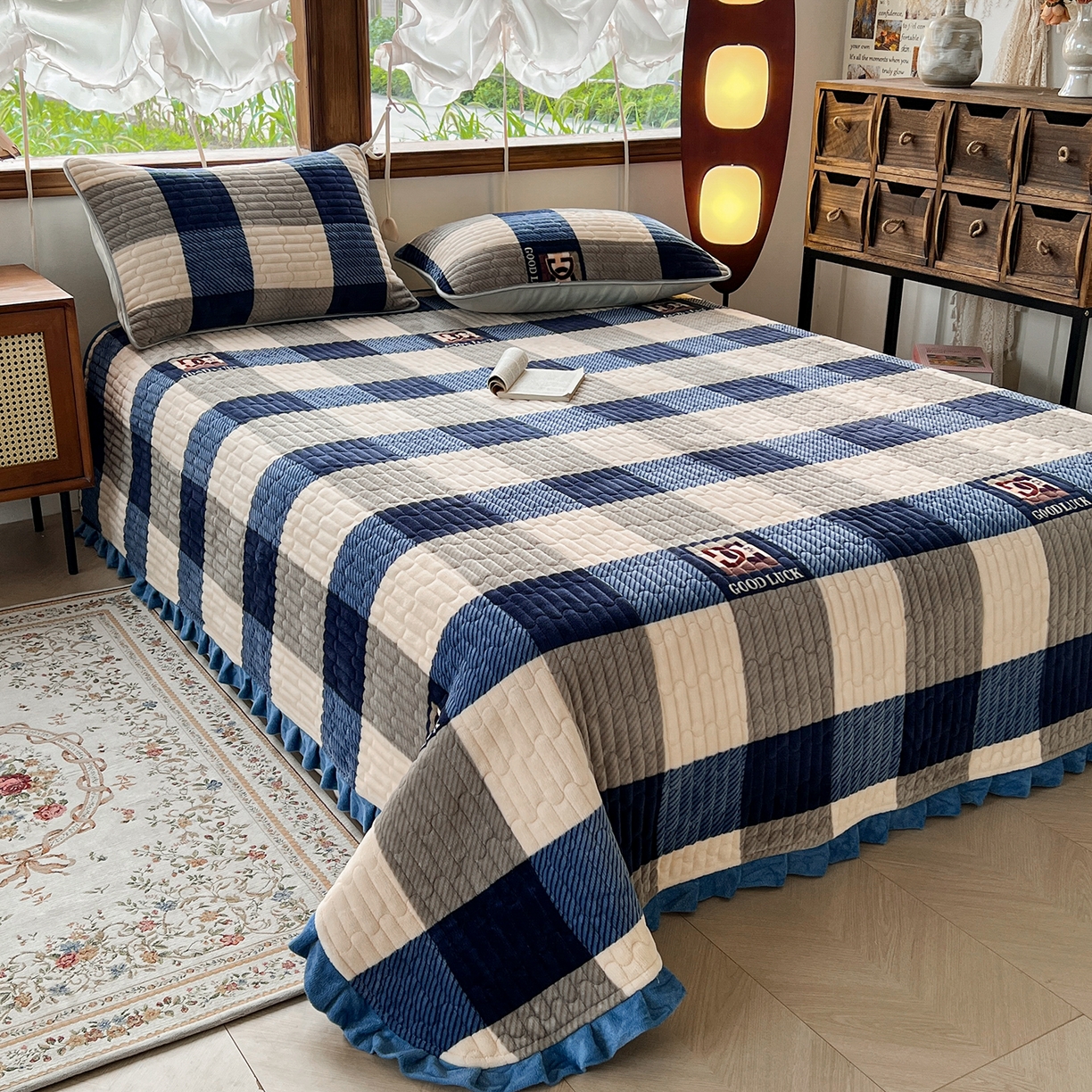 91家纺网 家纺一手货源 找家纺 默忆 2025新款牛奶绒夹棉花边韩版印花床盖三件套加厚保暖多功能单床盖 蓝大格