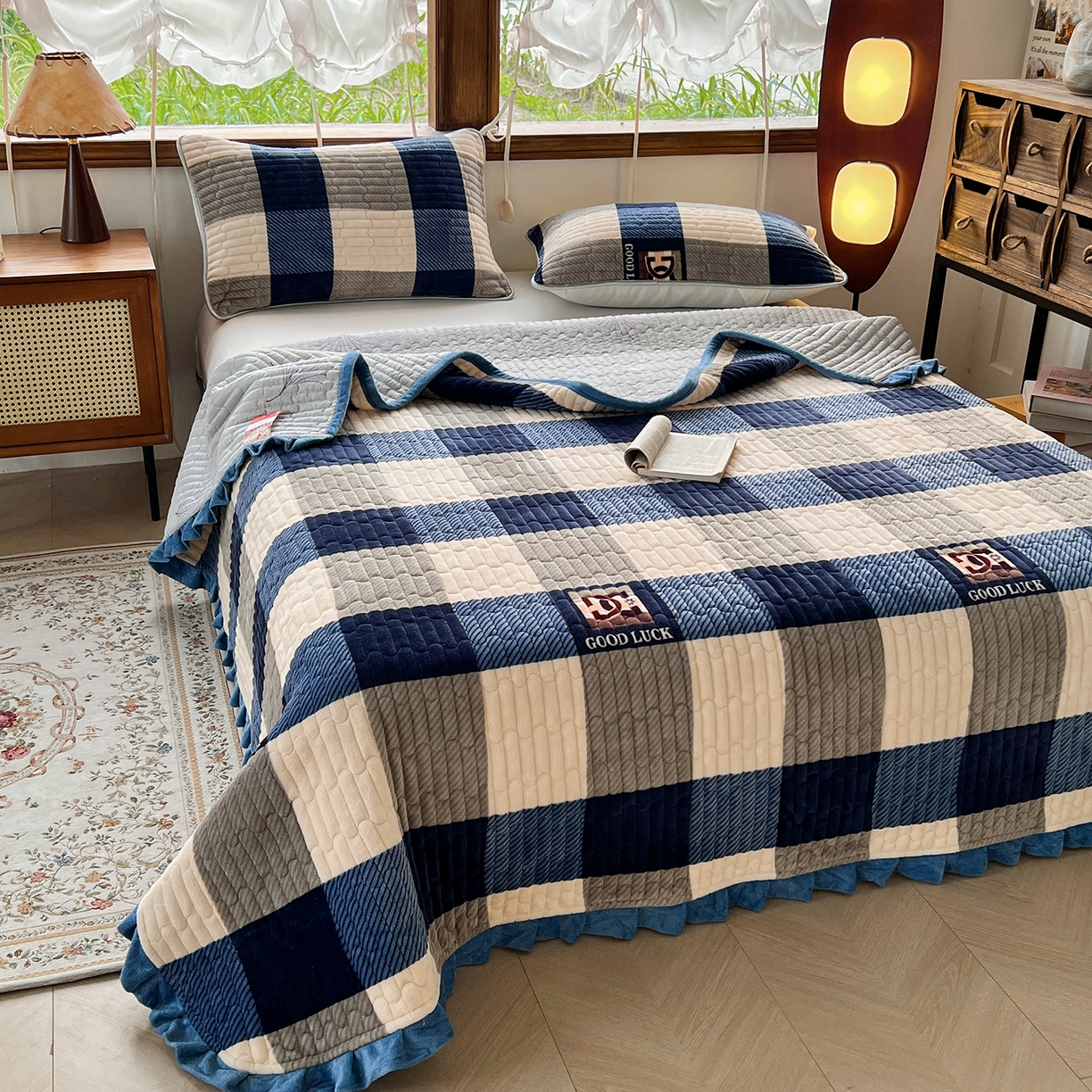 91家纺网 家纺一手货源 找家纺 默忆 2025新款牛奶绒夹棉花边韩版印花床盖三件套加厚保暖多功能单床盖 蓝大格