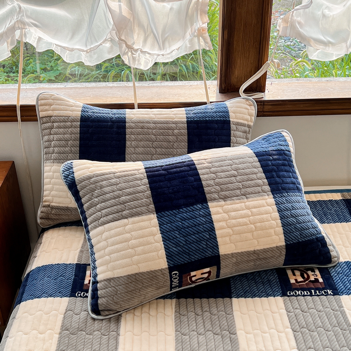 91家纺网 家纺一手货源 找家纺 默忆 2025新款牛奶绒夹棉花边韩版印花床盖三件套加厚保暖多功能单床盖 蓝大格