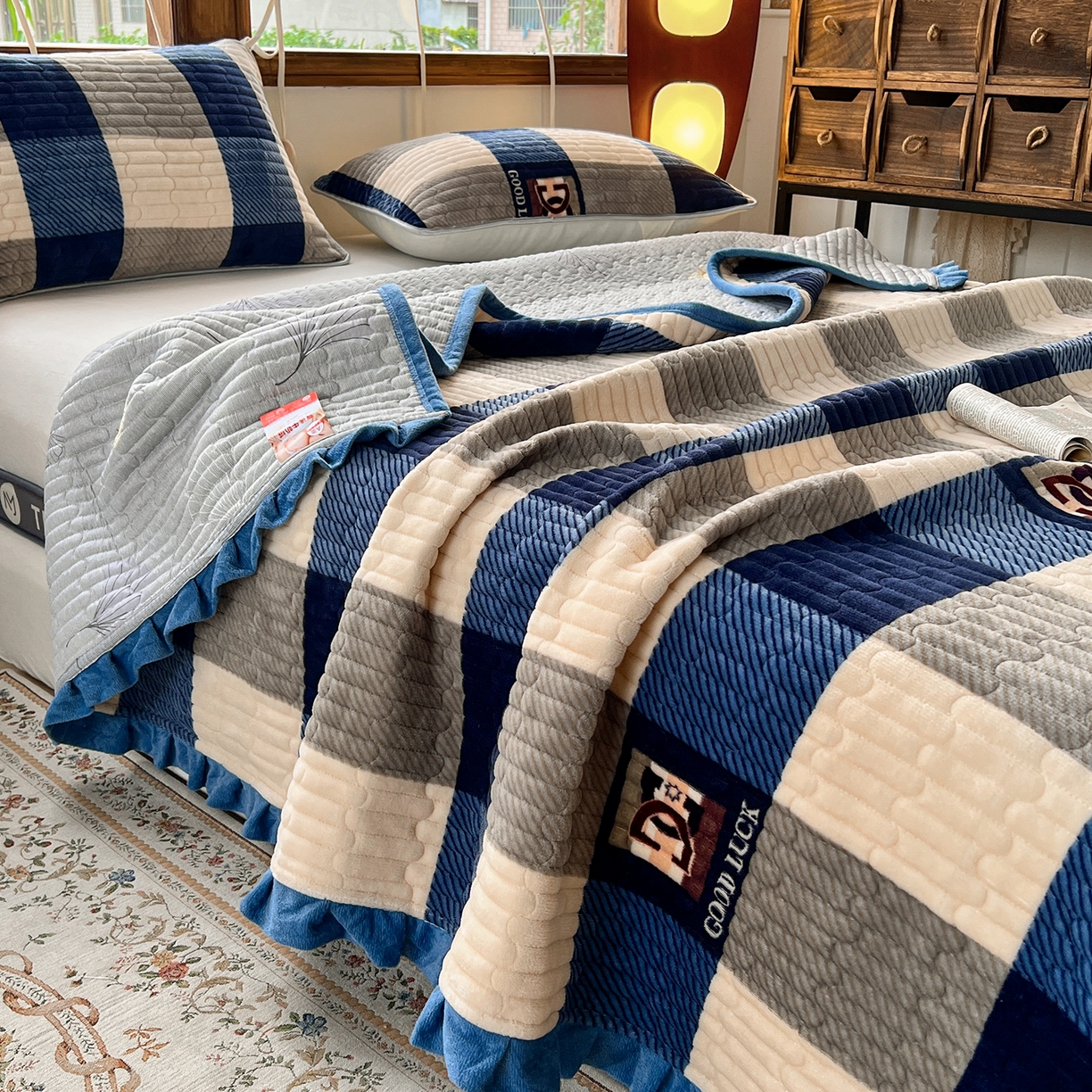 91家纺网 家纺一手货源 找家纺 默忆 2025新款牛奶绒夹棉花边韩版印花床盖三件套加厚保暖多功能单床盖 蓝大格