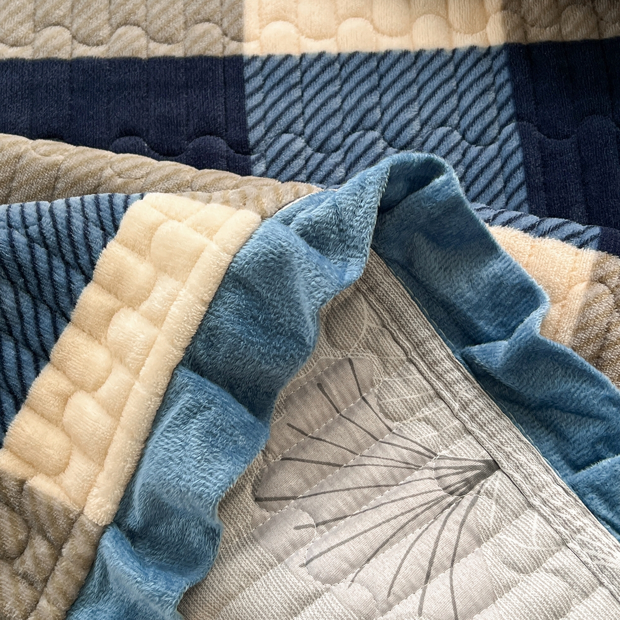 91家纺网 家纺一手货源 找家纺 默忆 2025新款牛奶绒夹棉花边韩版印花床盖三件套加厚保暖多功能单床盖 蓝大格