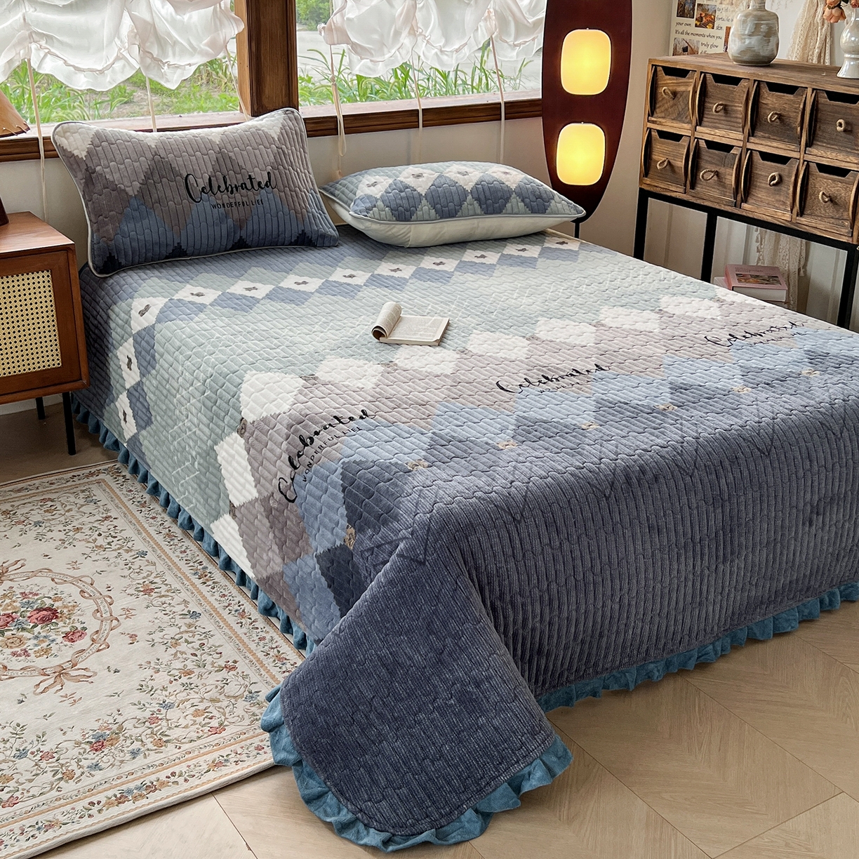 91家纺网 家纺一手货源 找家纺 默忆 2025新款牛奶绒夹棉花边韩版印花床盖三件套加厚保暖多功能单床盖 菱形世界