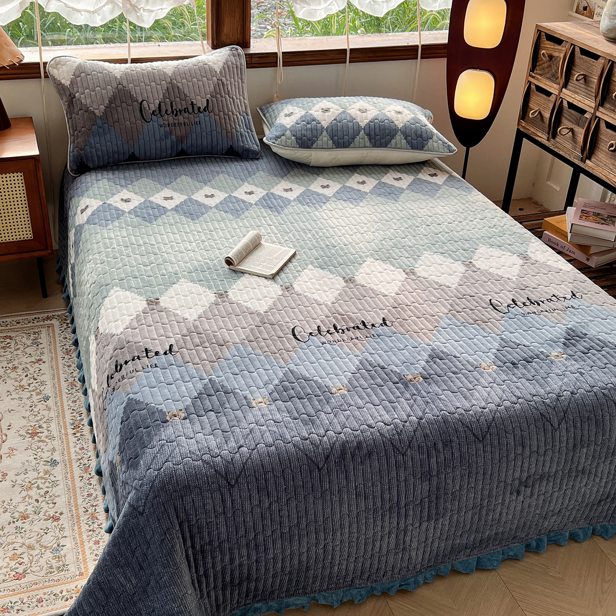 91家纺网 家纺一手货源 找家纺 默忆 2025新款牛奶绒夹棉花边韩版印花床盖三件套加厚保暖多功能单床盖 菱形世界