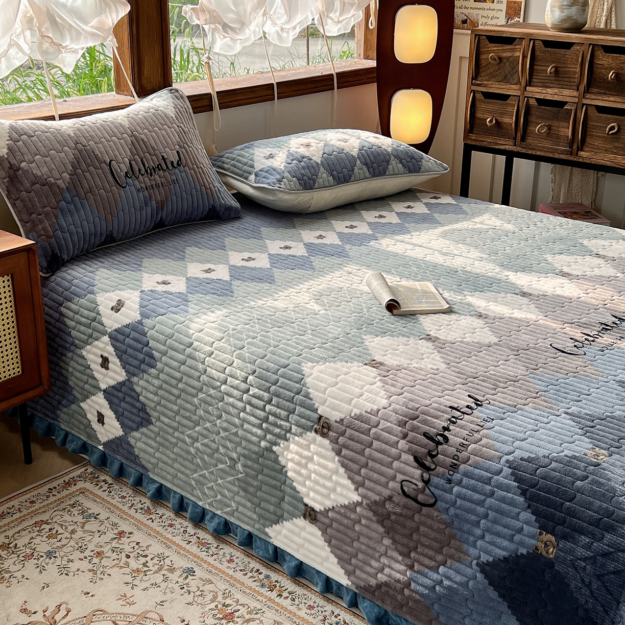 91家纺网 家纺一手货源 找家纺 默忆 2025新款牛奶绒夹棉花边韩版印花床盖三件套加厚保暖多功能单床盖 菱形世界