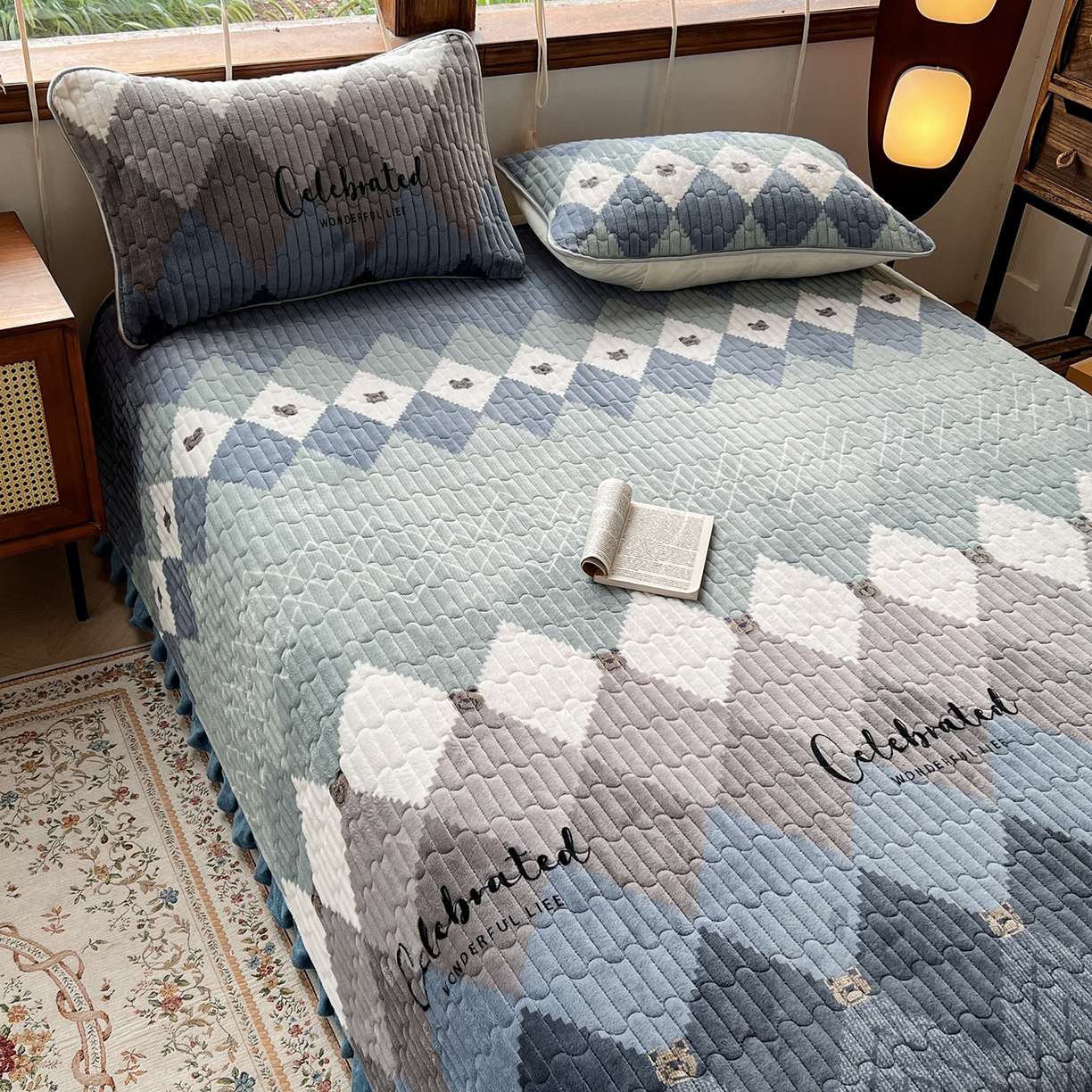 91家纺网 家纺一手货源 找家纺 默忆 2025新款牛奶绒夹棉花边韩版印花床盖三件套加厚保暖多功能单床盖 菱形世界