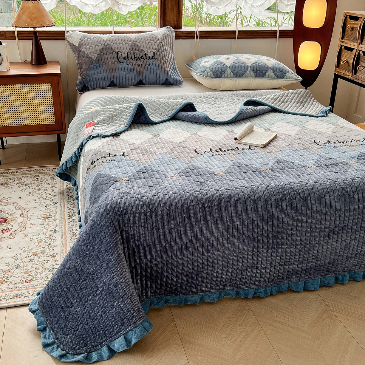 91家纺网 家纺一手货源 找家纺 默忆 2025新款牛奶绒夹棉花边韩版印花床盖三件套加厚保暖多功能单床盖 菱形世界