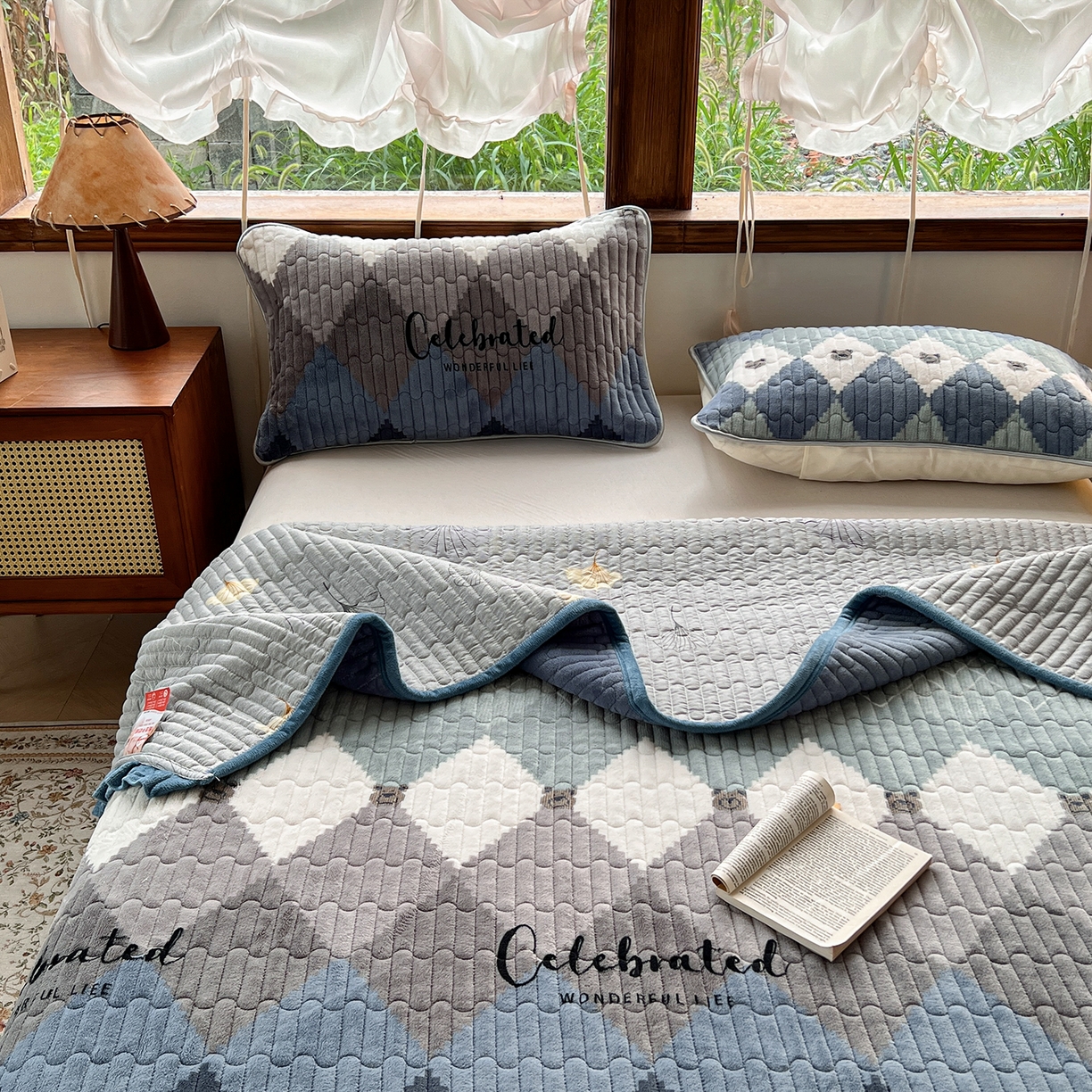 91家纺网 家纺一手货源 找家纺 默忆 2025新款牛奶绒夹棉花边韩版印花床盖三件套加厚保暖多功能单床盖 菱形世界