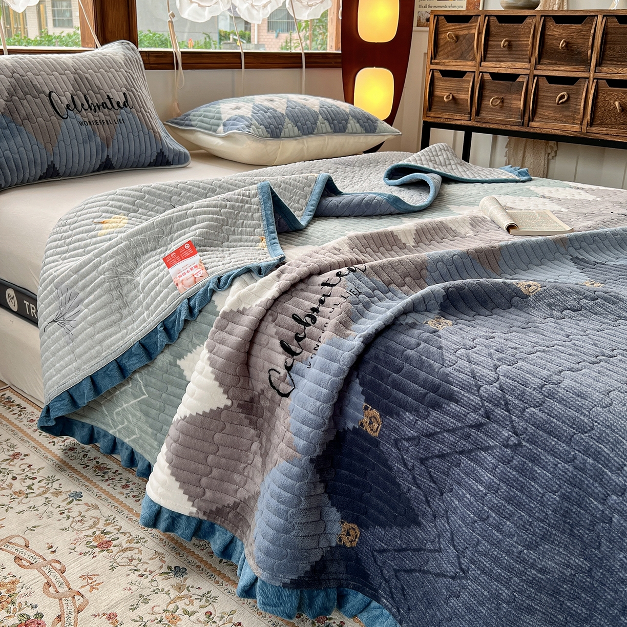 91家纺网 家纺一手货源 找家纺 默忆 2025新款牛奶绒夹棉花边韩版印花床盖三件套加厚保暖多功能单床盖 菱形世界