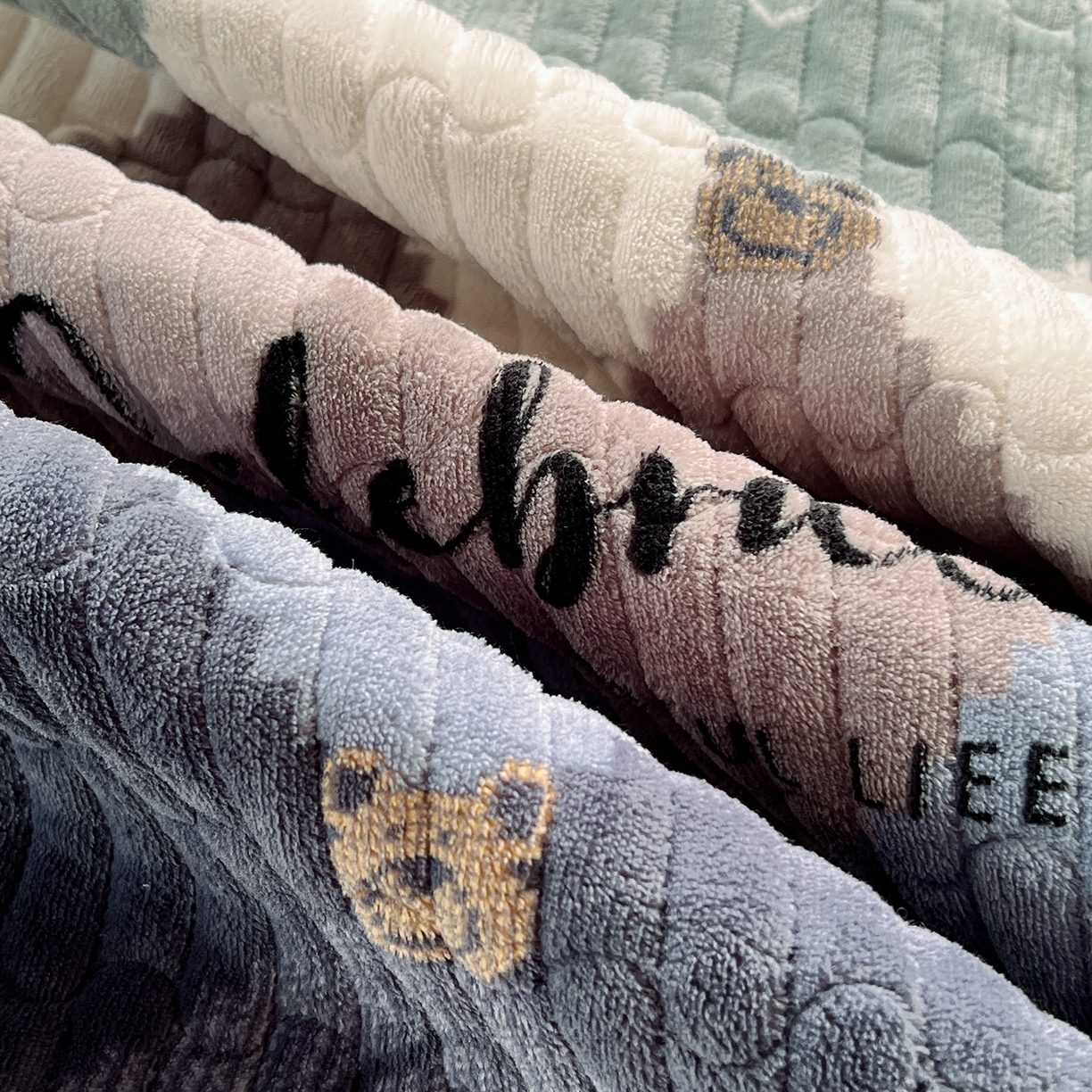 91家纺网 家纺一手货源 找家纺 默忆 2025新款牛奶绒夹棉花边韩版印花床盖三件套加厚保暖多功能单床盖 菱形世界