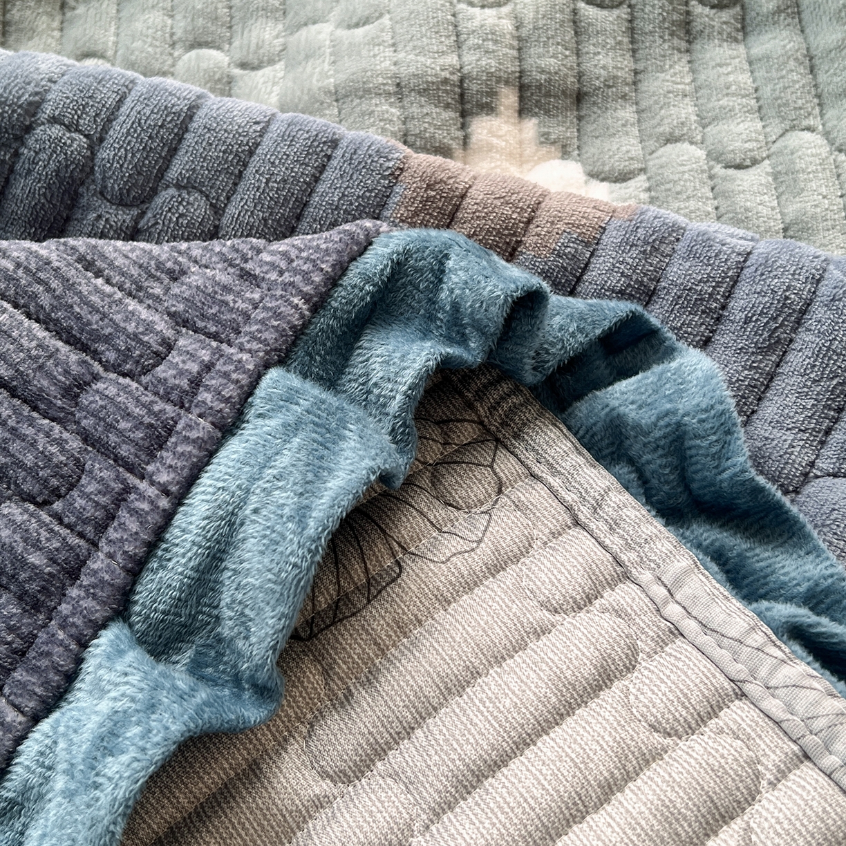 91家纺网 家纺一手货源 找家纺 默忆 2025新款牛奶绒夹棉花边韩版印花床盖三件套加厚保暖多功能单床盖 菱形世界