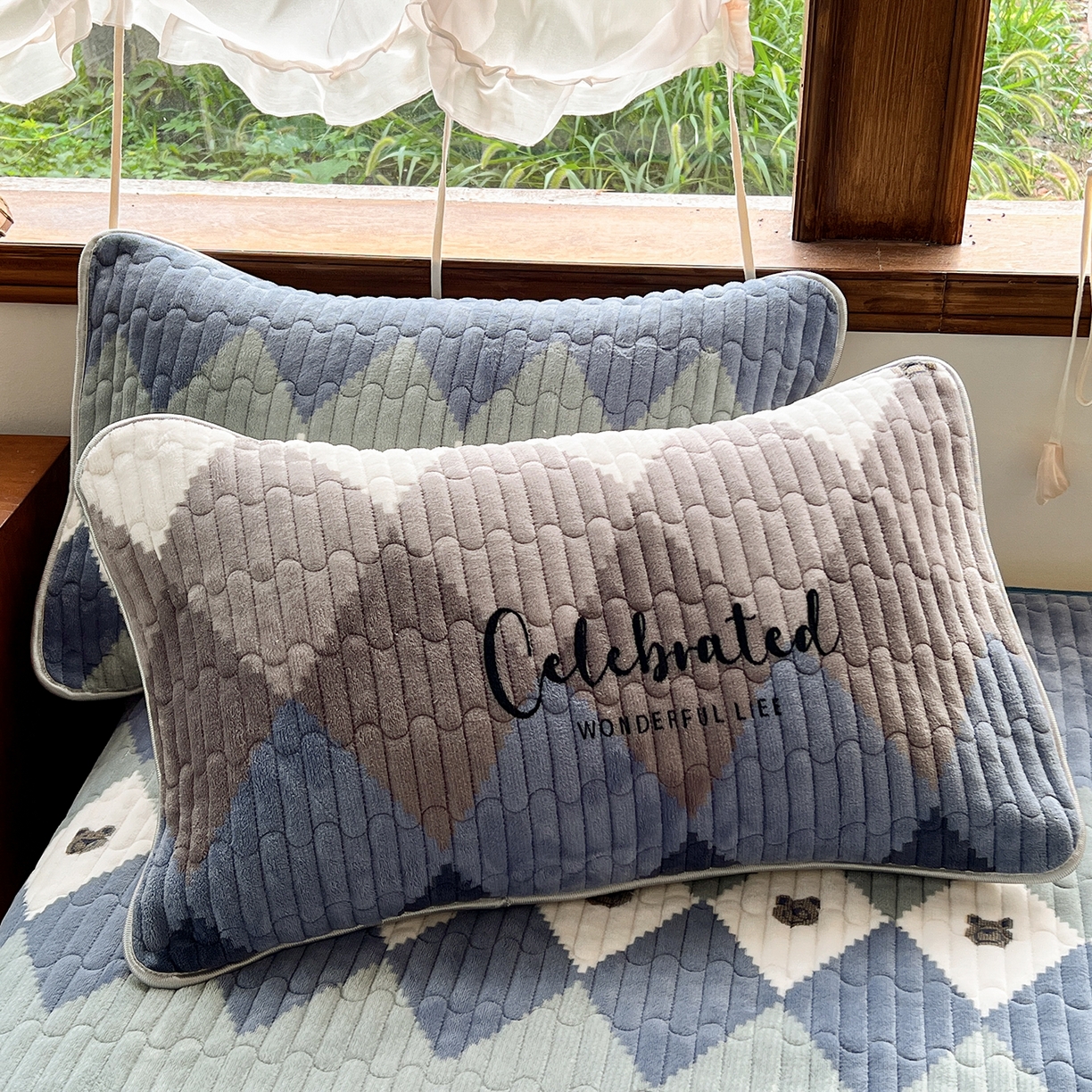 91家纺网 家纺一手货源 找家纺 默忆 2025新款牛奶绒夹棉花边韩版印花床盖三件套加厚保暖多功能单床盖 菱形世界