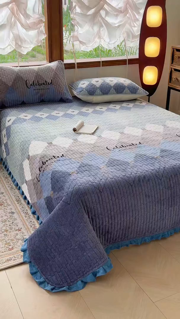 91家纺网 家纺一手货源 找家纺 默忆 2025新款牛奶绒夹棉花边韩版印花床盖三件套加厚保暖多功能单床盖 菱形世界