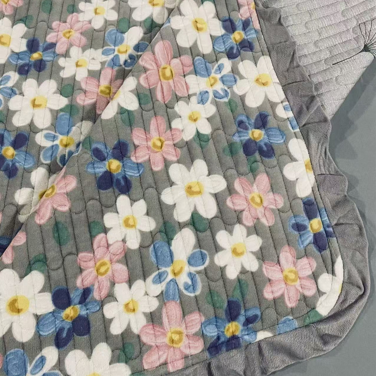 91家纺网 家纺一手货源 找家纺 默忆 2025新款牛奶绒夹棉花边韩版印花床盖三件套加厚保暖多功能单床盖 美丽花园