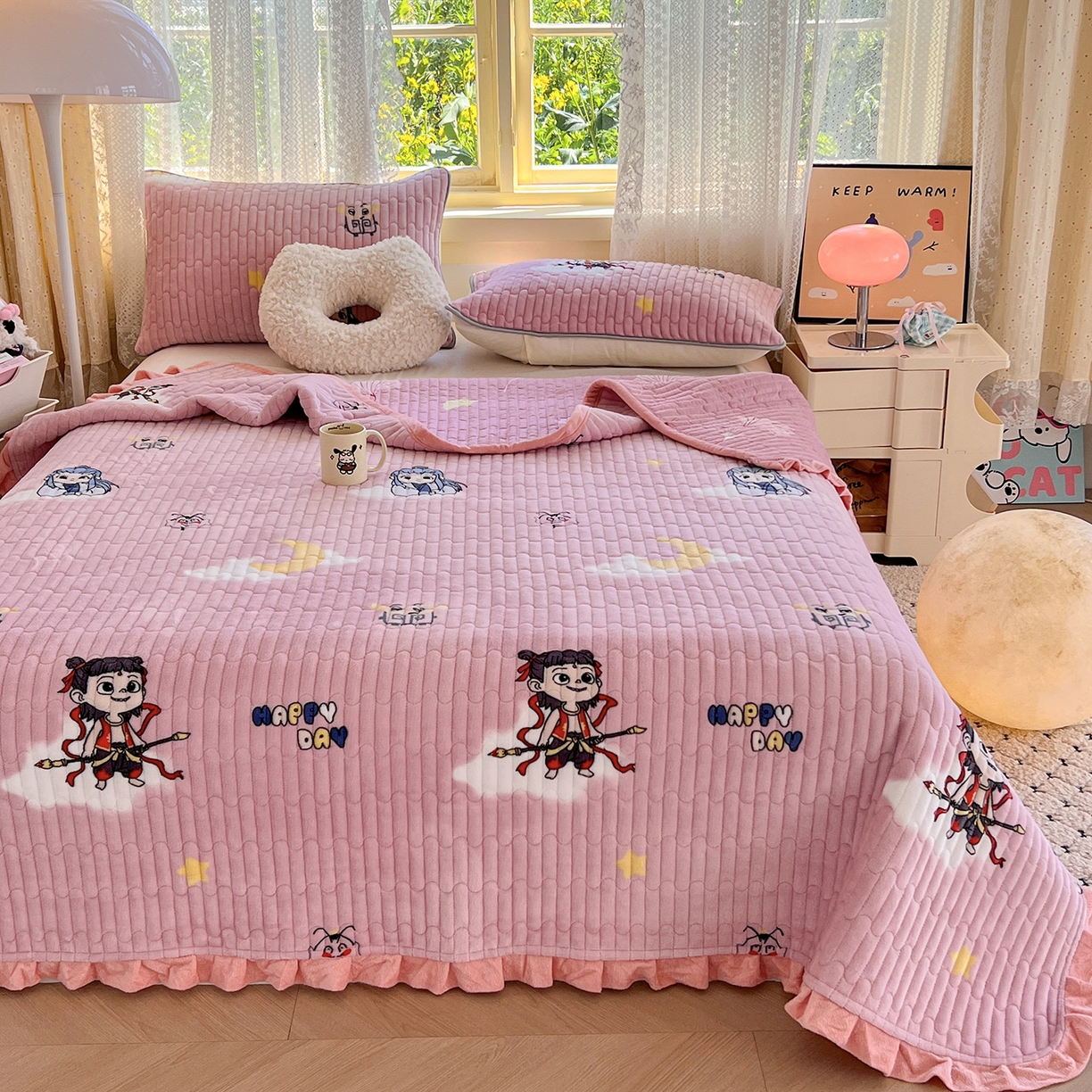 91家纺网 家纺一手货源 找家纺 默忆 2025新款牛奶绒夹棉花边韩版印花床盖三件套加厚保暖多功能单床盖 哪吒-粉