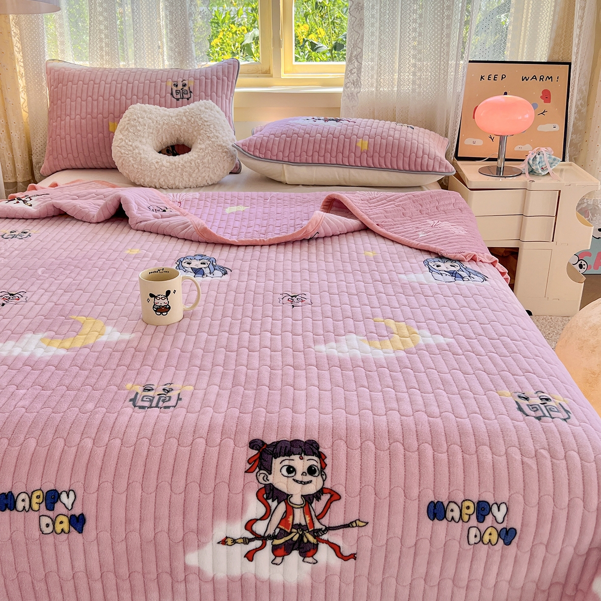 91家纺网 家纺一手货源 找家纺 默忆 2025新款牛奶绒夹棉花边韩版印花床盖三件套加厚保暖多功能单床盖 哪吒-粉