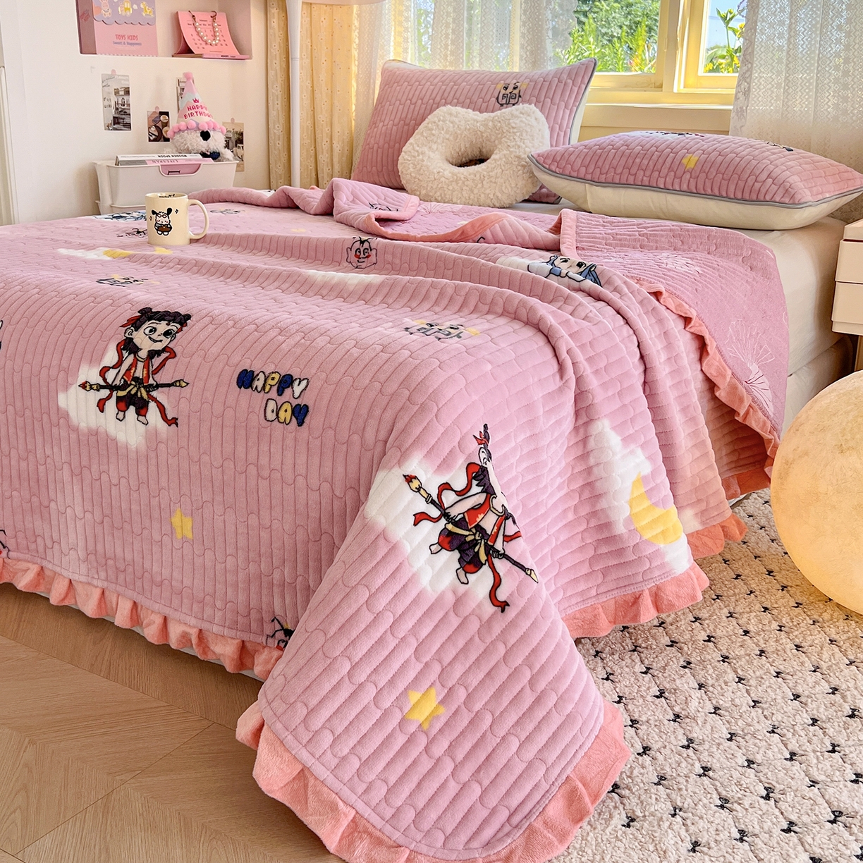 91家纺网 家纺一手货源 找家纺 默忆 2025新款牛奶绒夹棉花边韩版印花床盖三件套加厚保暖多功能单床盖 哪吒-粉