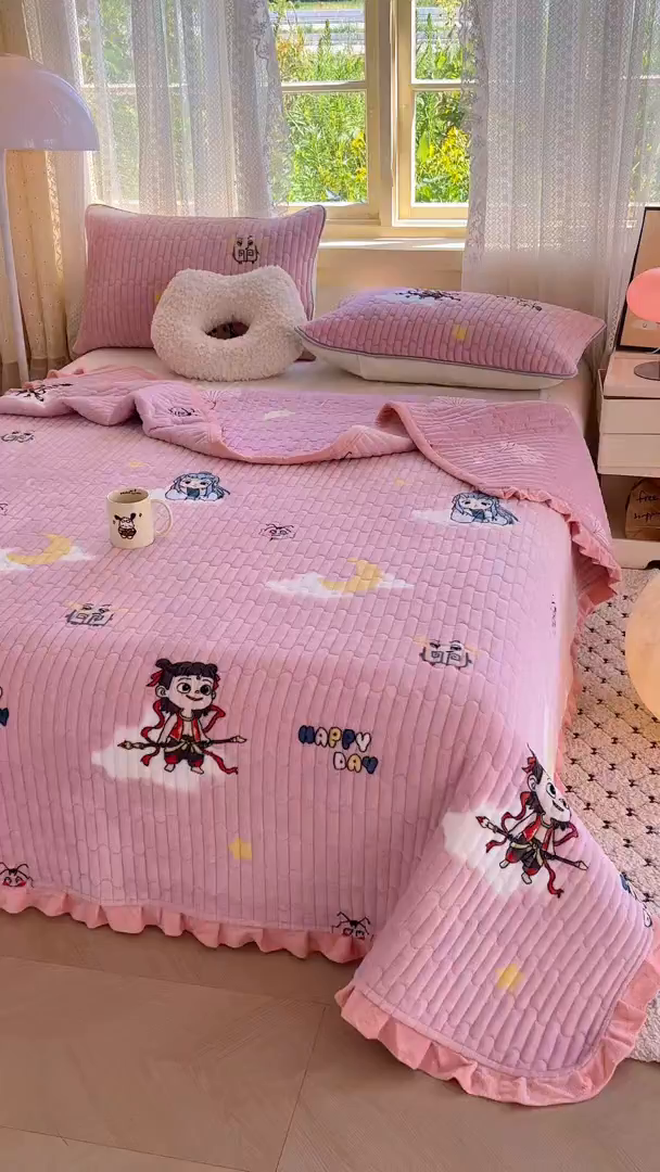 91家纺网 家纺一手货源 找家纺 默忆 2025新款牛奶绒夹棉花边韩版印花床盖三件套加厚保暖多功能单床盖 哪吒-粉