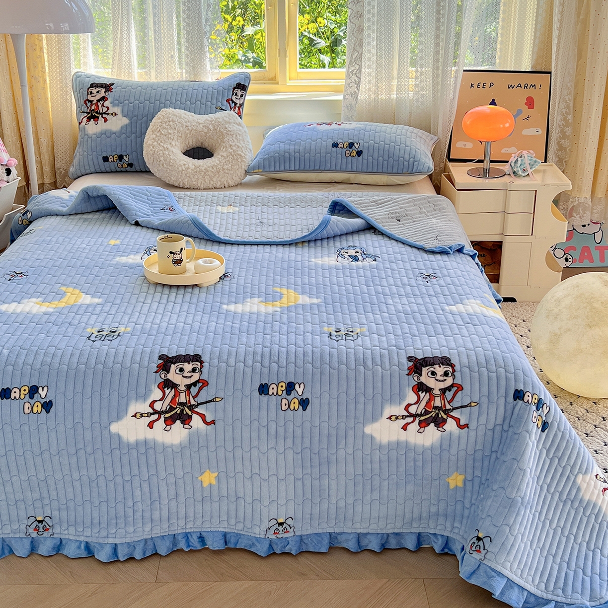 91家纺网 家纺一手货源 找家纺 默忆 2025新款牛奶绒夹棉花边韩版印花床盖三件套加厚保暖多功能单床盖 哪吒-蓝