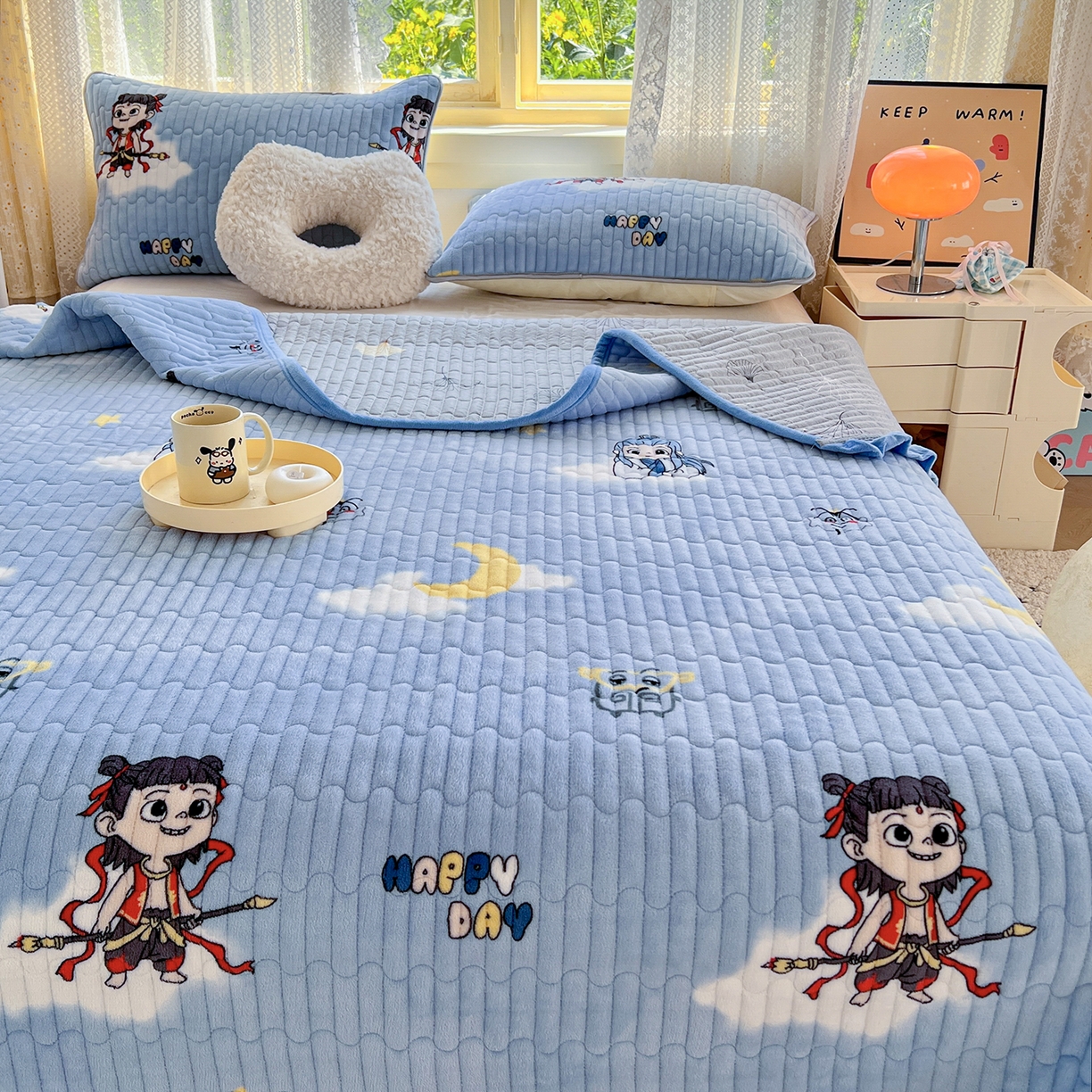 91家纺网 家纺一手货源 找家纺 默忆 2025新款牛奶绒夹棉花边韩版印花床盖三件套加厚保暖多功能单床盖 哪吒-蓝