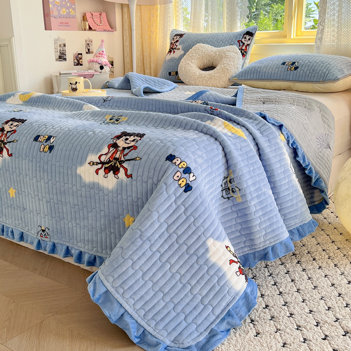 91家纺网 家纺一手货源 找家纺 默忆 2025新款牛奶绒夹棉花边韩版印花床盖三件套加厚保暖多功能单床盖 哪吒-蓝