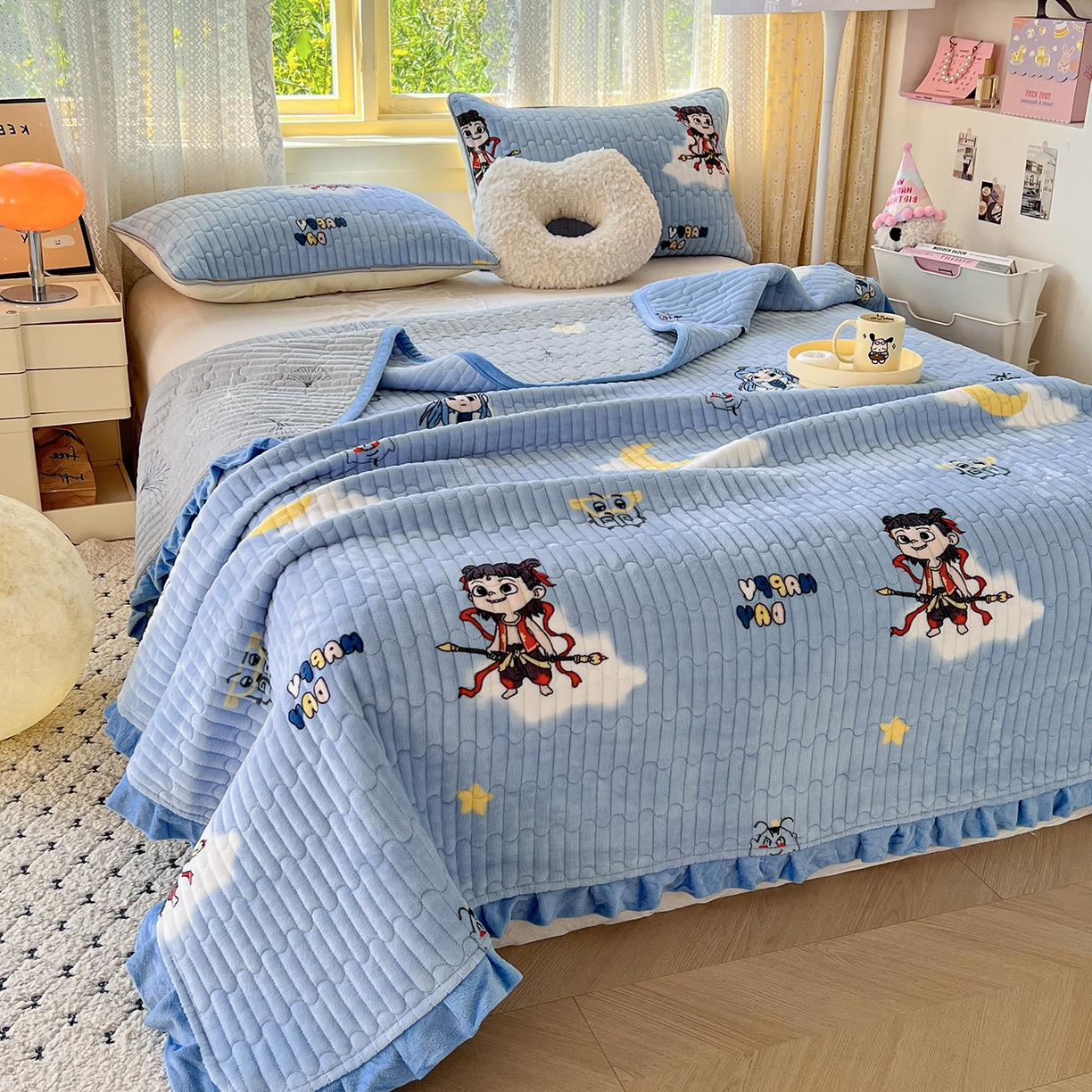 91家纺网 家纺一手货源 找家纺 默忆 2025新款牛奶绒夹棉花边韩版印花床盖三件套加厚保暖多功能单床盖 哪吒-蓝