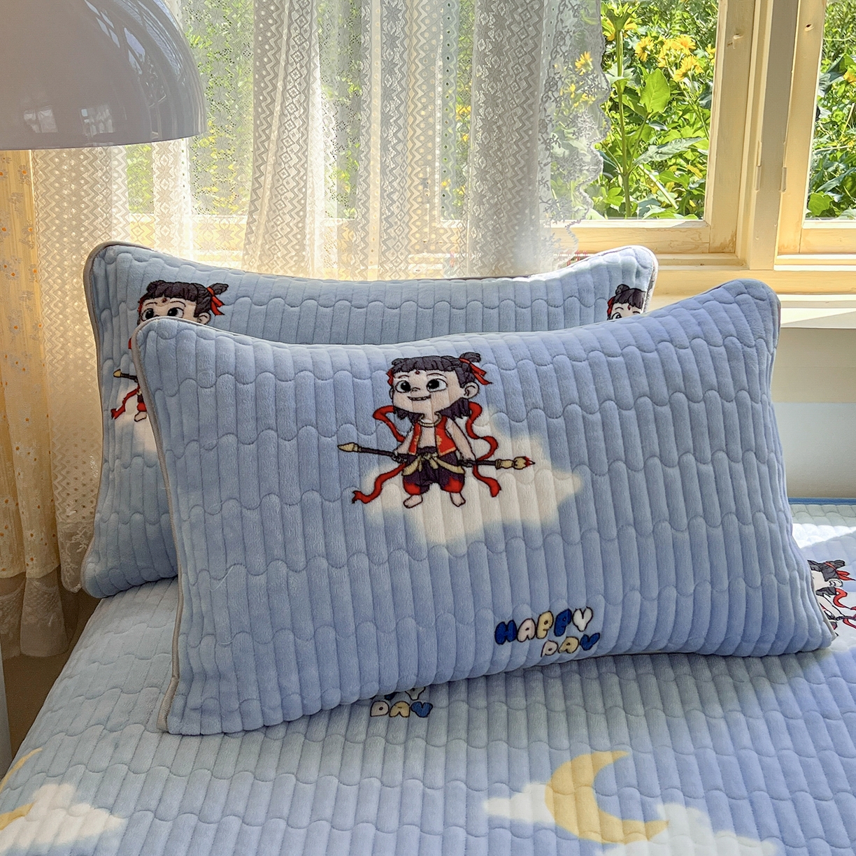 91家纺网 家纺一手货源 找家纺 默忆 2025新款牛奶绒夹棉花边韩版印花床盖三件套加厚保暖多功能单床盖 哪吒-蓝