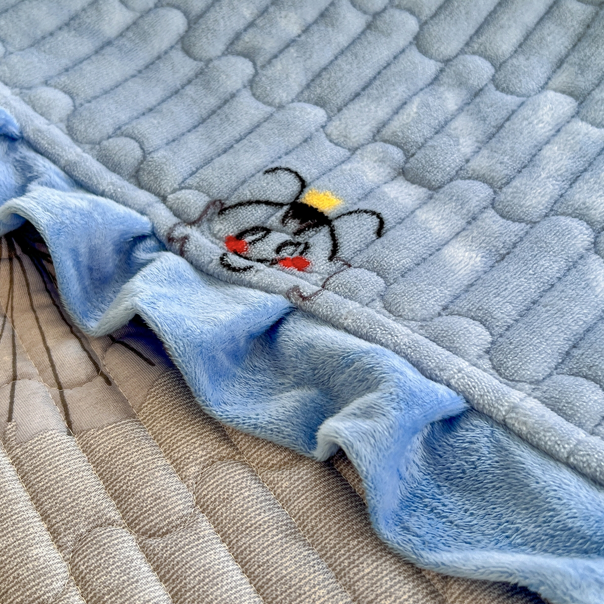 91家纺网 家纺一手货源 找家纺 默忆 2025新款牛奶绒夹棉花边韩版印花床盖三件套加厚保暖多功能单床盖 哪吒-蓝