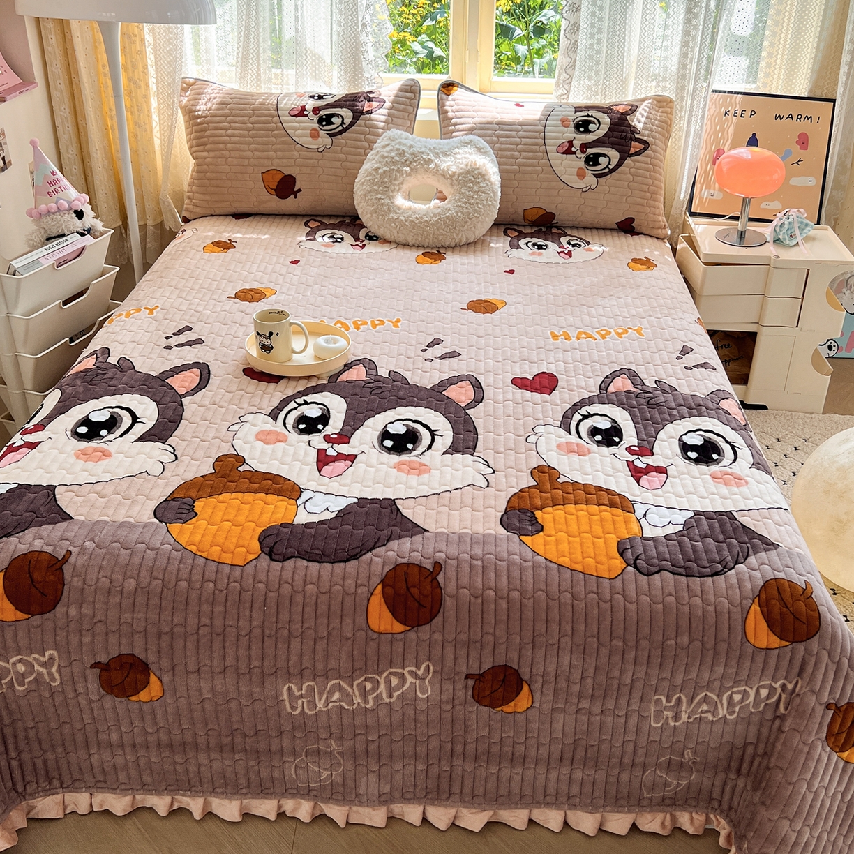 91家纺网 家纺一手货源 找家纺 默忆 2025新款牛奶绒夹棉花边韩版印花床盖三件套加厚保暖多功能单床盖 松鼠乐园