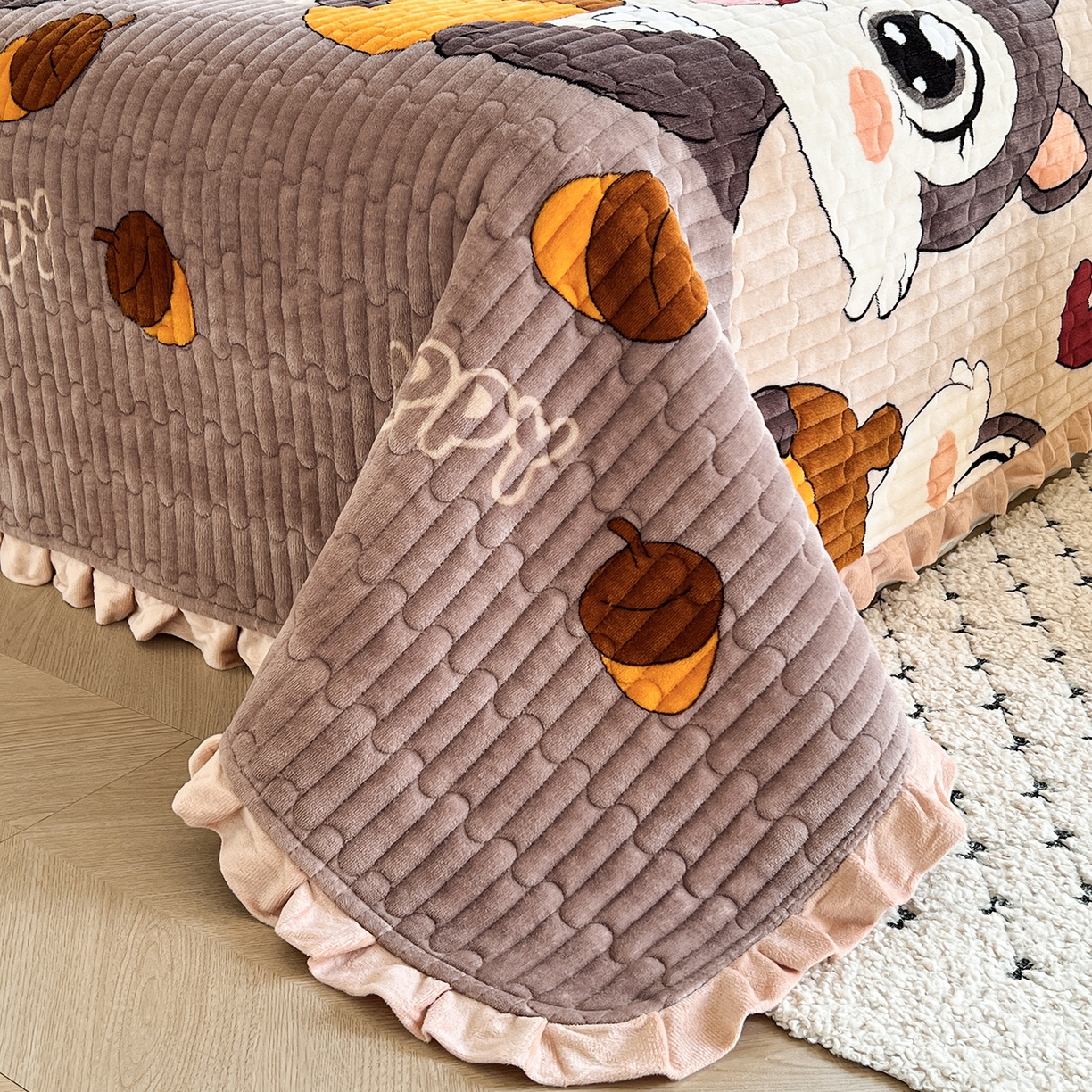 91家纺网 家纺一手货源 找家纺 默忆 2025新款牛奶绒夹棉花边韩版印花床盖三件套加厚保暖多功能单床盖 松鼠乐园