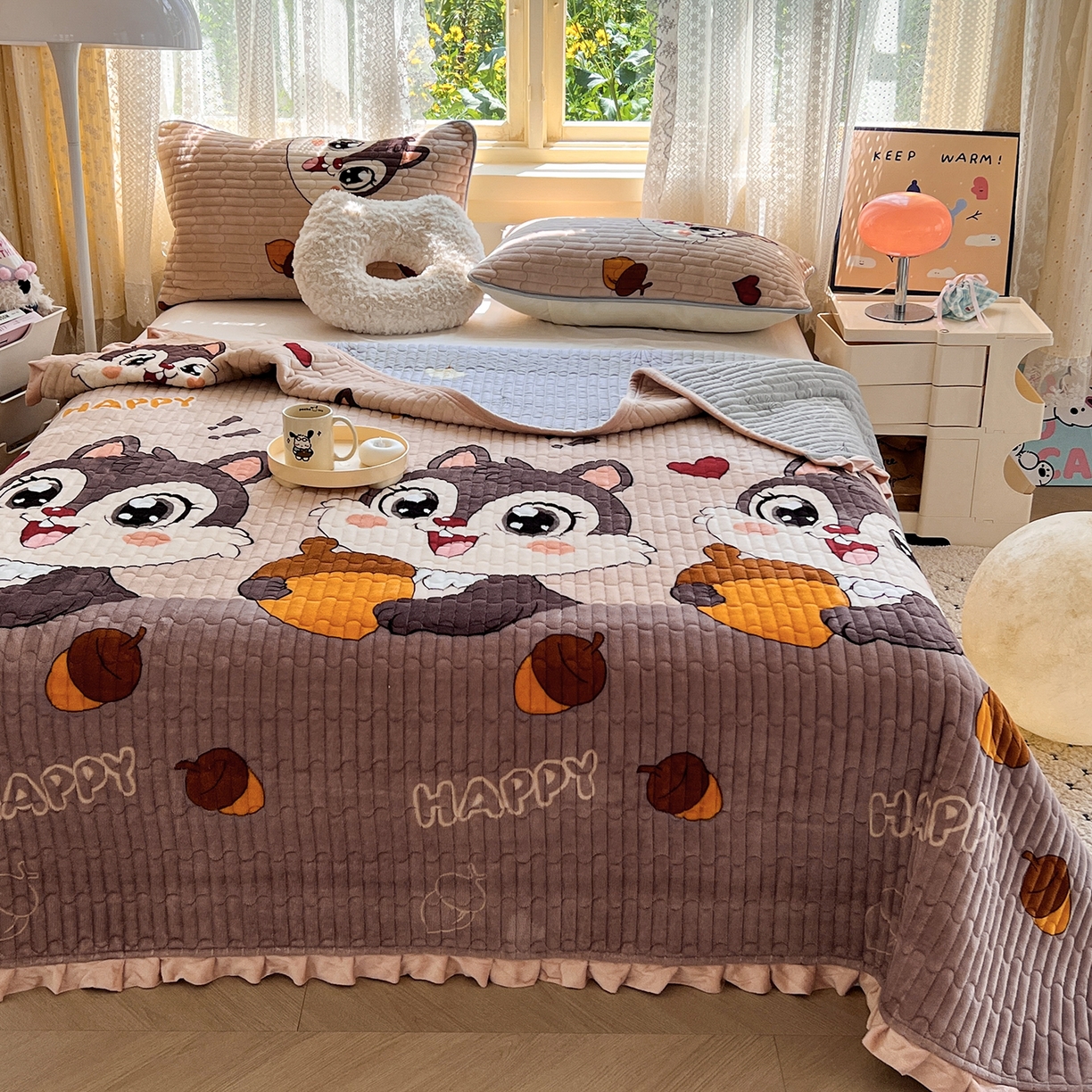 91家纺网 家纺一手货源 找家纺 默忆 2025新款牛奶绒夹棉花边韩版印花床盖三件套加厚保暖多功能单床盖 松鼠乐园