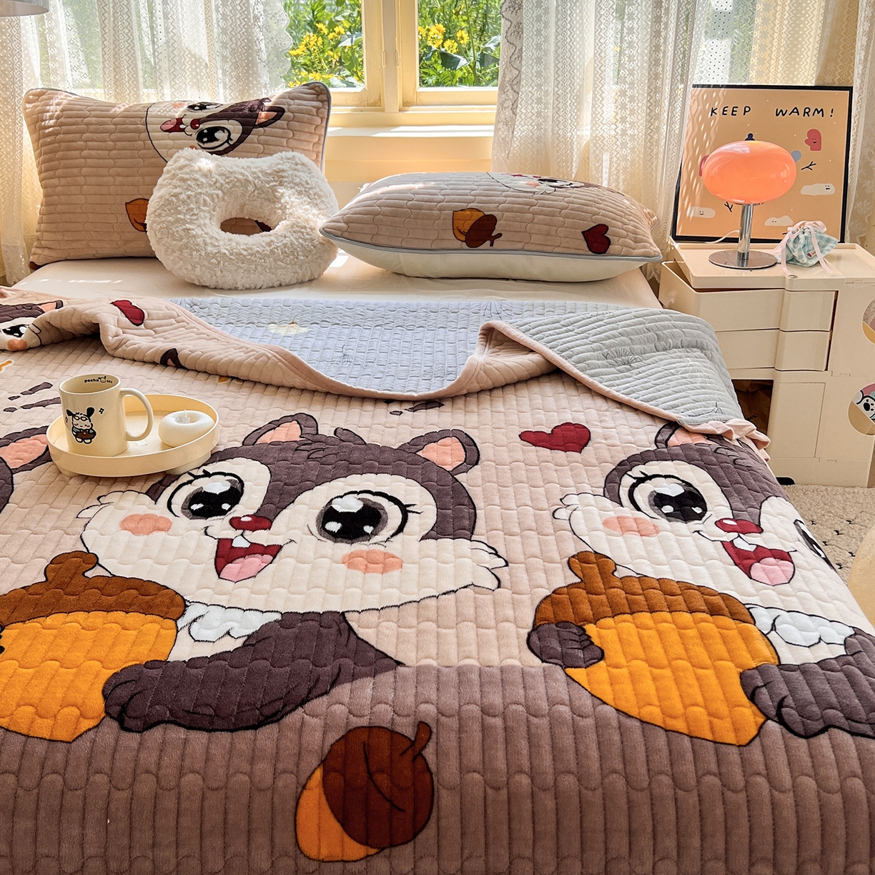 91家纺网 家纺一手货源 找家纺 默忆 2025新款牛奶绒夹棉花边韩版印花床盖三件套加厚保暖多功能单床盖 松鼠乐园