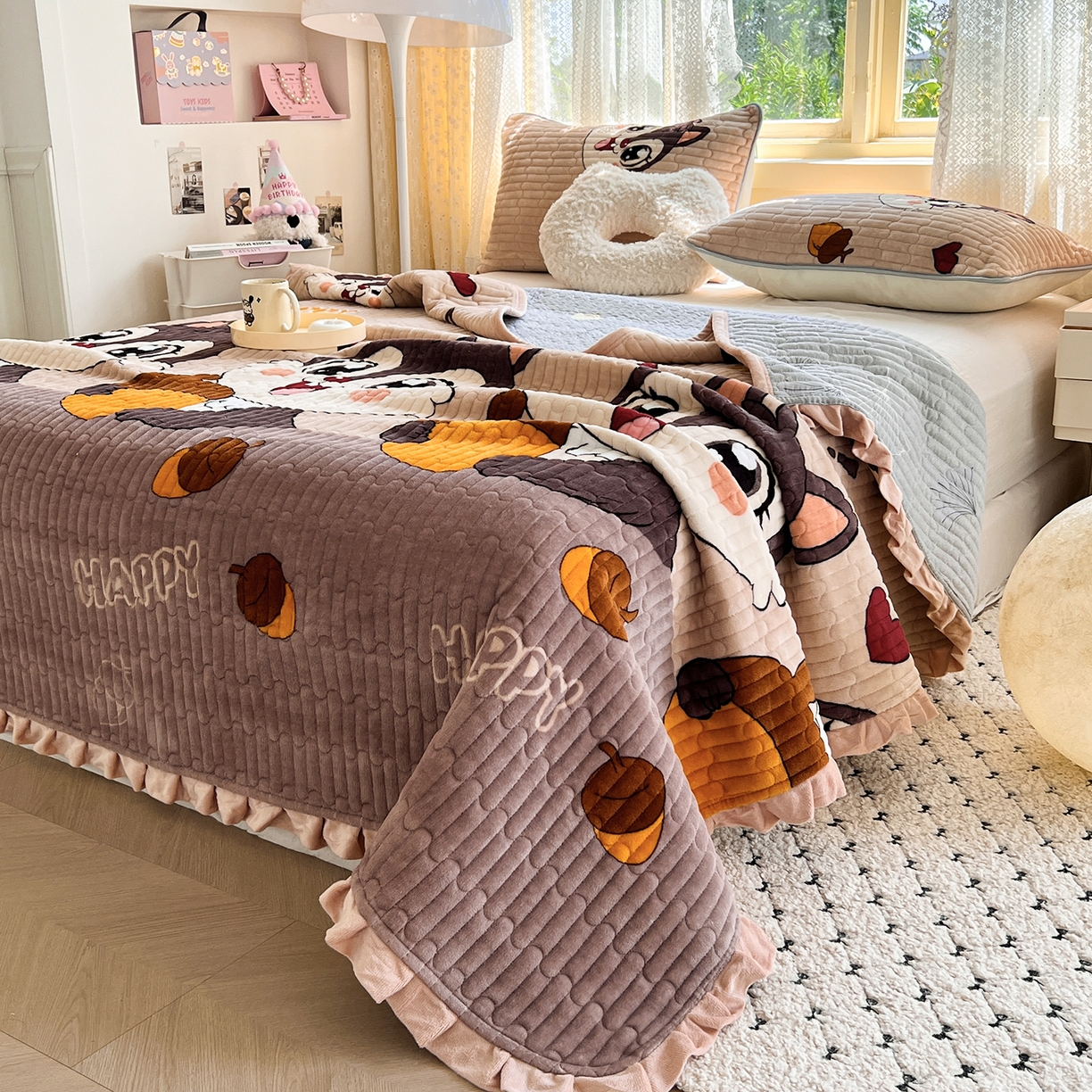 91家纺网 家纺一手货源 找家纺 默忆 2025新款牛奶绒夹棉花边韩版印花床盖三件套加厚保暖多功能单床盖 松鼠乐园