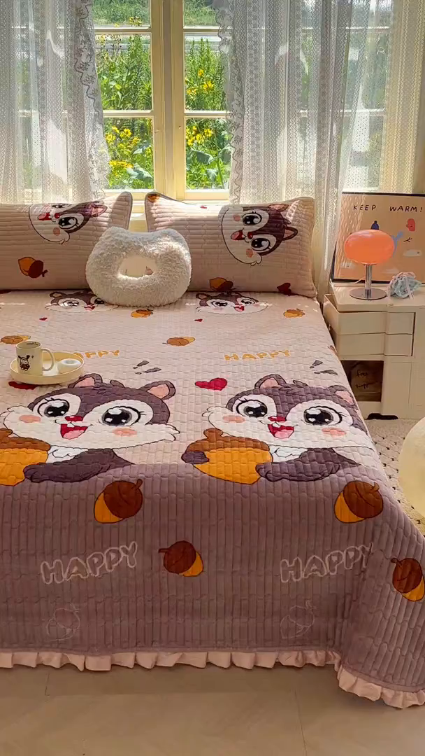 91家纺网 家纺一手货源 找家纺 默忆 2025新款牛奶绒夹棉花边韩版印花床盖三件套加厚保暖多功能单床盖 松鼠乐园