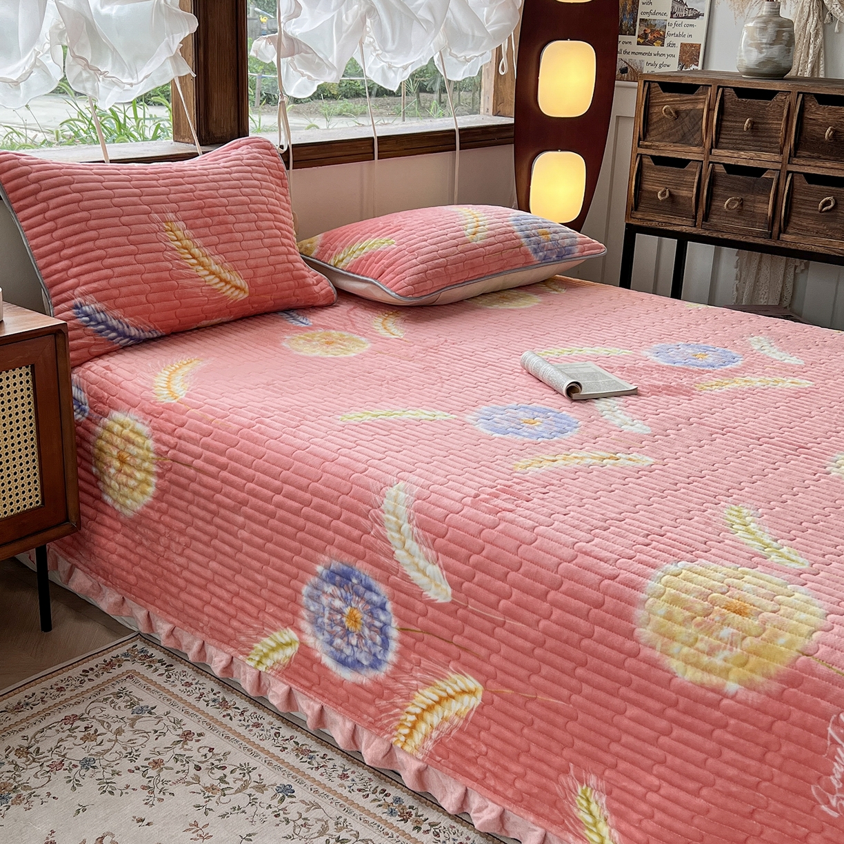 91家纺网 家纺一手货源 找家纺 默忆 2025新款牛奶绒夹棉花边韩版印花床盖三件套加厚保暖多功能单床盖 穗穗平安