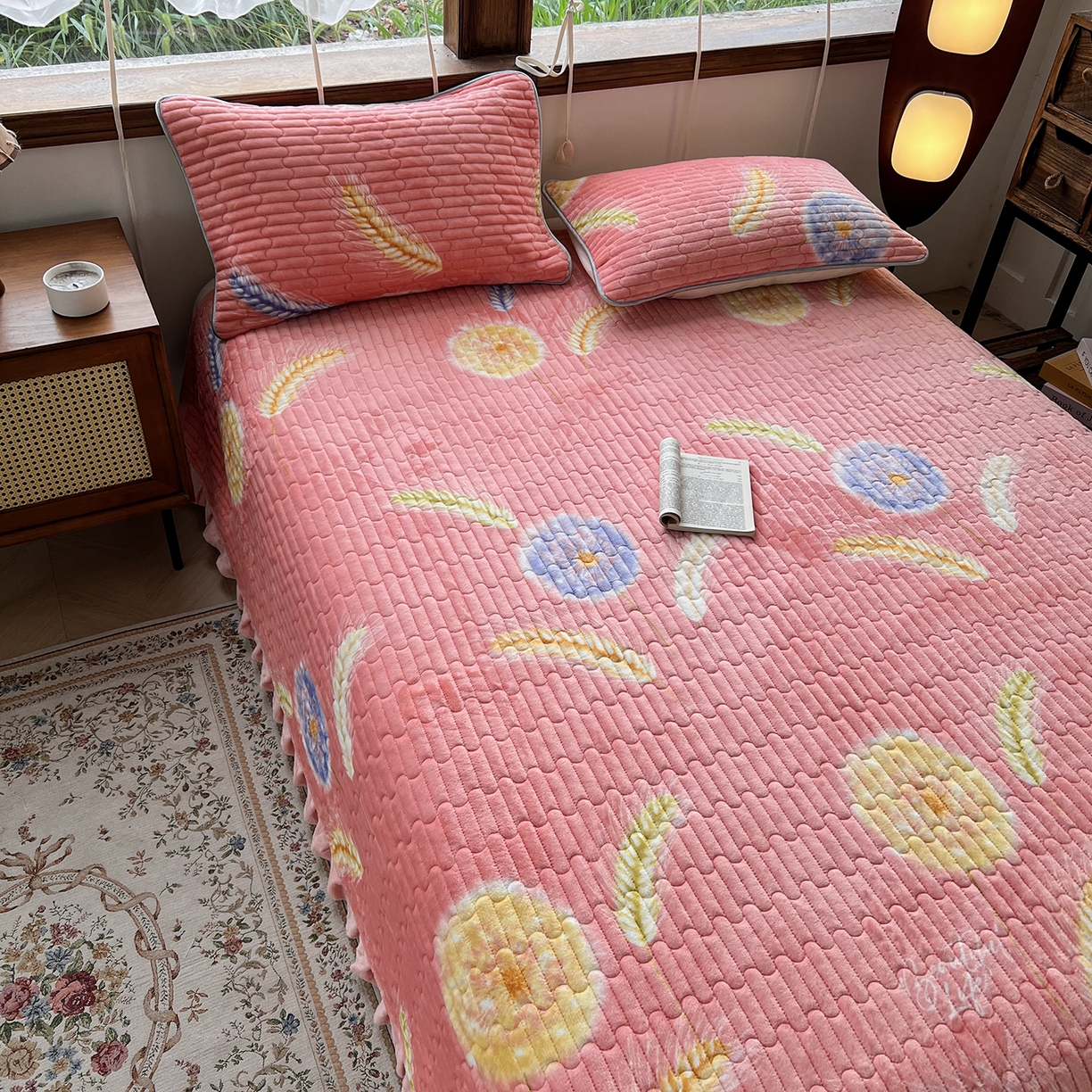 91家纺网 家纺一手货源 找家纺 默忆 2025新款牛奶绒夹棉花边韩版印花床盖三件套加厚保暖多功能单床盖 穗穗平安