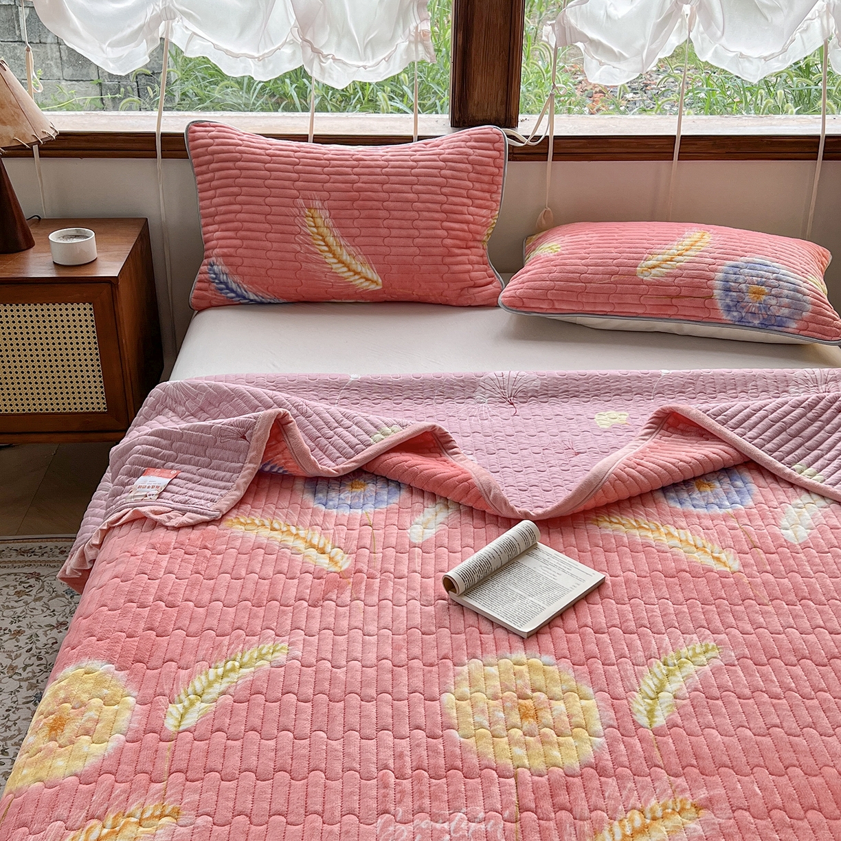 91家纺网 家纺一手货源 找家纺 默忆 2025新款牛奶绒夹棉花边韩版印花床盖三件套加厚保暖多功能单床盖 穗穗平安